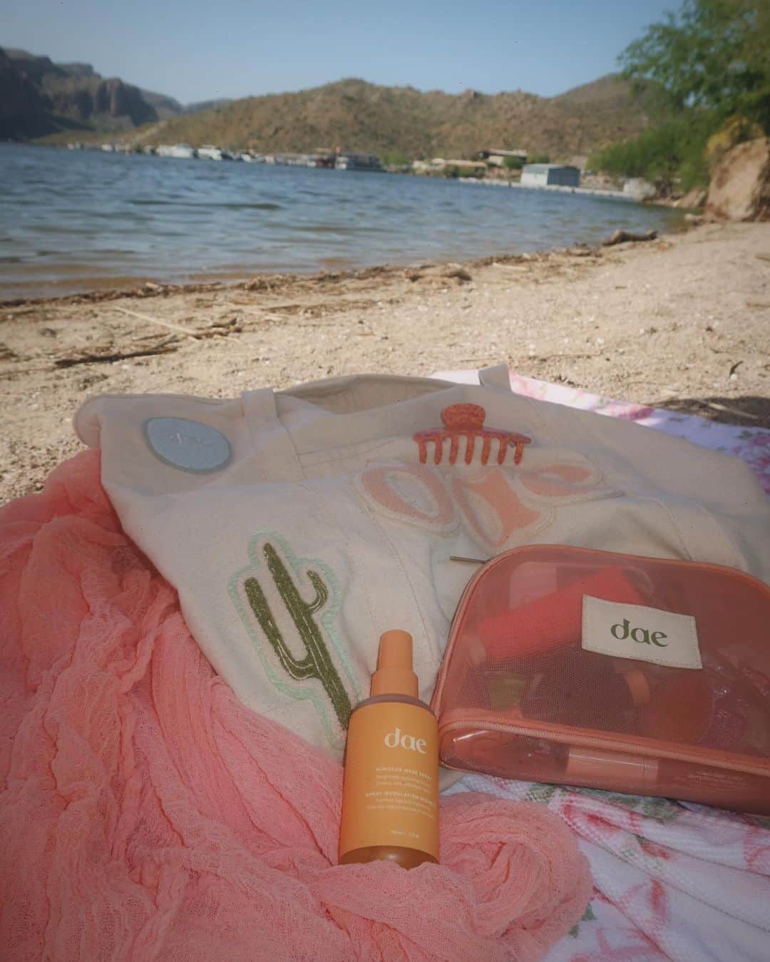 Amber Fillerup Clarkさんのインスタグラム写真 - (Amber Fillerup ClarkInstagram)「Woke up early and took the girls to the lake after big kids went off to school 🌵」4月20日 3時50分 - amberfillerup