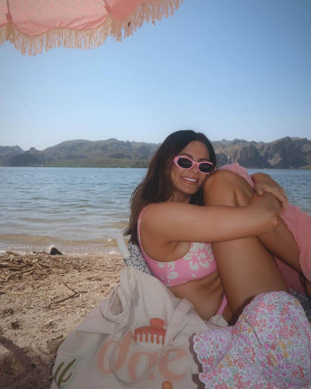 Amber Fillerup Clarkのインスタグラム：「Woke up early and took the girls to the lake after big kids went off to school 🌵」