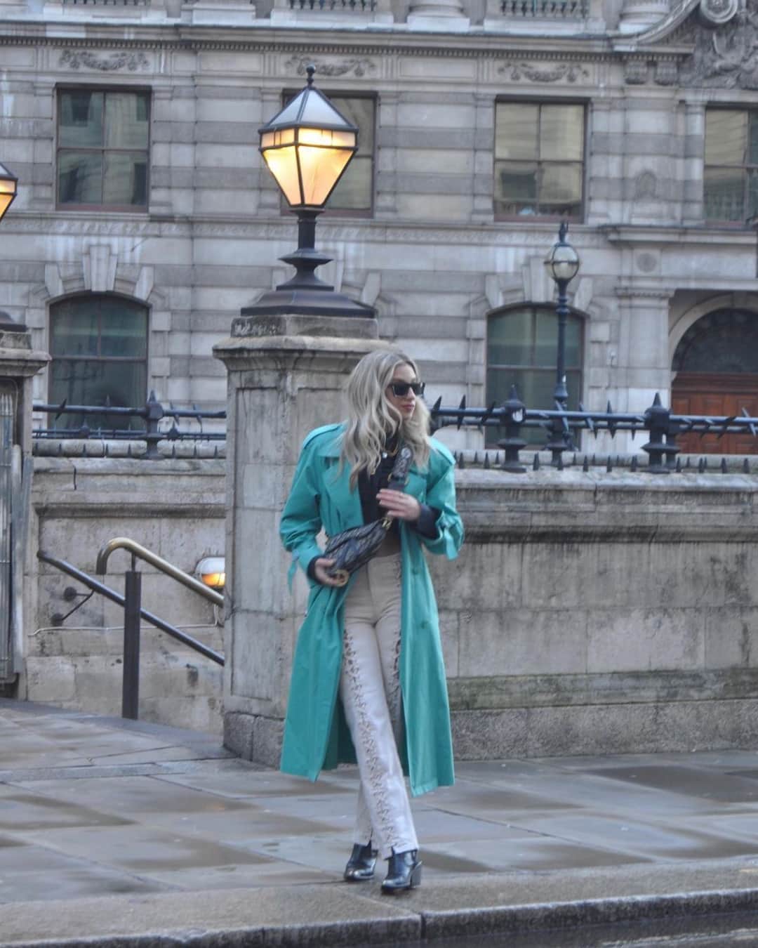 ロンドンフォグさんのインスタグラム写真 - (ロンドンフォグInstagram)「@thegirlcalledgeorge showing up in London with her #VintageLondonFog」4月20日 3時59分 - londonfogbrand