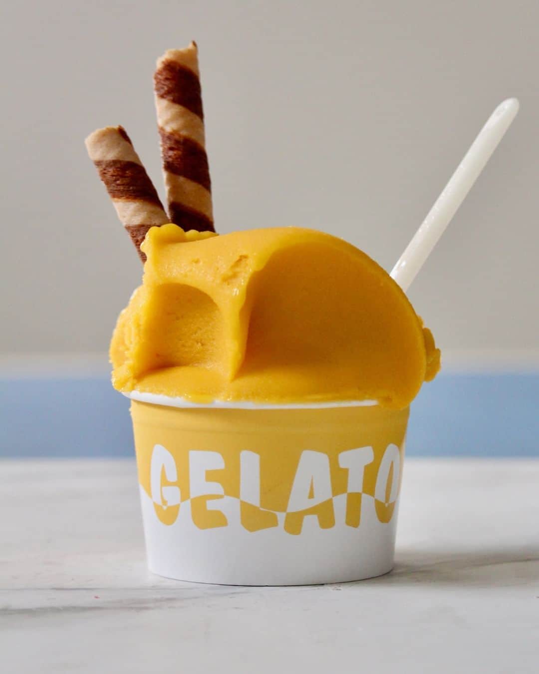 のインスタグラム：「Delizioso mango! 🥭  Con l'arrivo della primavera la frutta diventa sempre più protagonista e anche i nostri gusti cambiano per accogliere al meglio la bella stagione.   Vieni in gelateria a scoprire il nostro gelato di mango, te ne innamorerai!  Siamo sempre aperti e ricorda che il nostro gelato artigianale è disponibile anche su @cosaporto.it   #gelateriamarghera」
