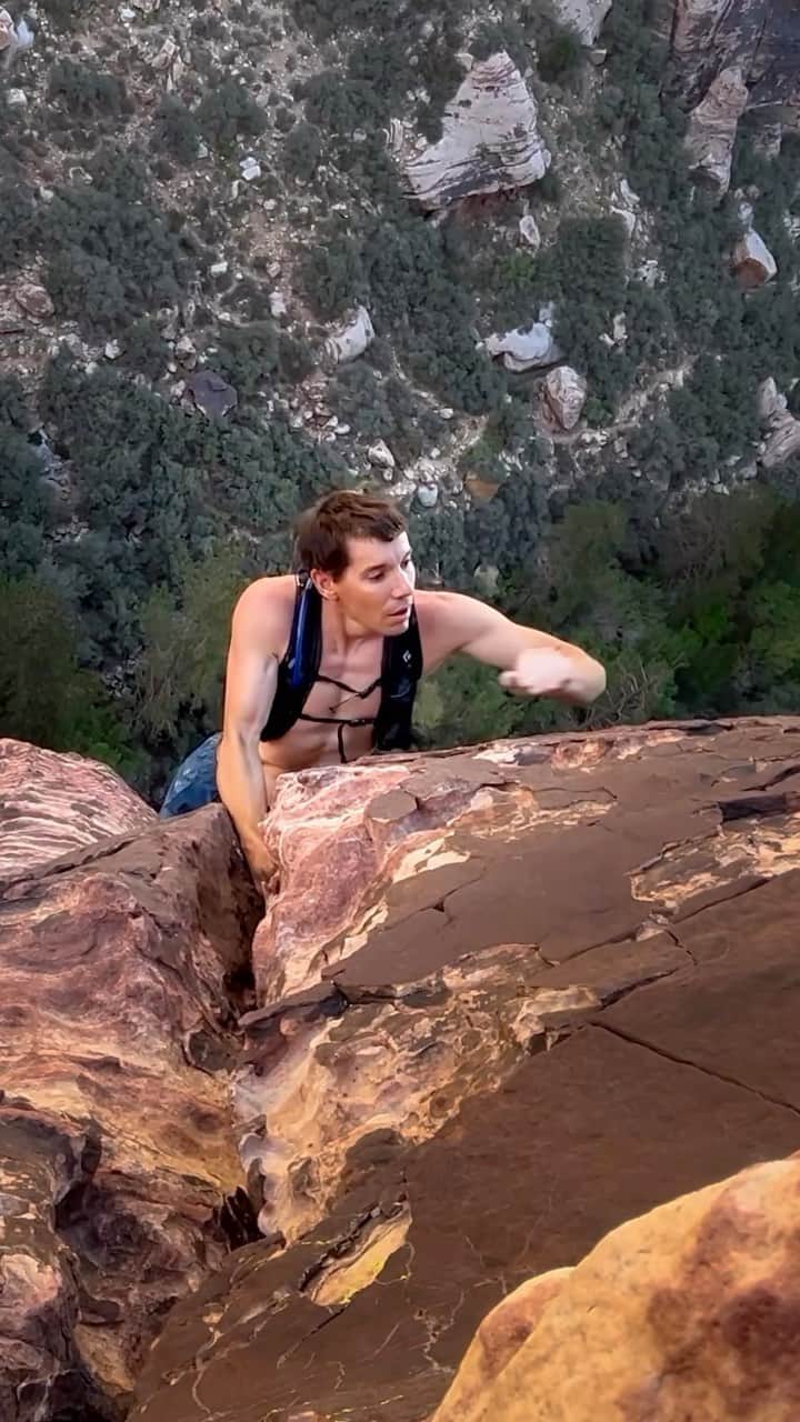 アレックス・オノルドのインスタグラム：「Alex Honnold’s The HURT - Now streaming as part of Reel Rock 17, exclusively on Reel Rock Unlimited. Subscribe or get tickets at ReelRockTour.com, link in bio. Last October, @alexhonnold set out to climb the entire skyline of his backyard stomping grounds, the Red Rock range in Las Vegas, NV, calling the challenge “Honnold’s Ultimate Red Rock Traverse” (The HURT). In 32 hours of nonstop running, scrambling, and soloing, he covered 35 miles of rugged desert terrain, with over 150 pitches of free solo climbing - both up and down - and logged 25,000+ feet of elevation gain. Catch the world premiere of the new 35 minute film as part of Reel Rock 17, streaming on RR Unlimited.」