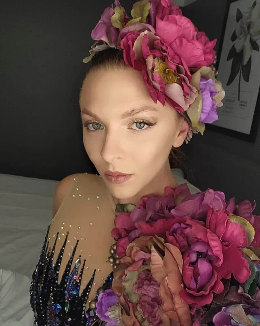 メリティナ・スタニウタさんのインスタグラム写真 - (メリティナ・スタニウタInstagram)「Fleurs du mal 🌺🪷🌸  #costume @agata.karobka   #gala #flowers #costumeflowers #rhythmicgymnastics #gymnastics #flower #gymnast #Sefie #dance #show」4月20日 4時15分 - melitinastaniouta