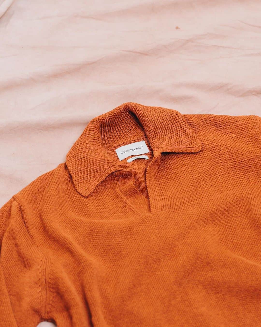 のインスタグラム：「When it comes to spring/summer fabrics, linen is the king of versatility. In suits and shirts, it offers that relaxed Mediterranean vibe, likewise with tailored trousers, but it also blends well with cotton to create summer-weight knitwear. Hit the link in bio to explore our linen creations for spring.  #oliverspencer #linen #linenjacket #linentrousers #linenknitwear #mensstyle #menstyle #mensfashion #ootdmen #ss23 #summerstyle」