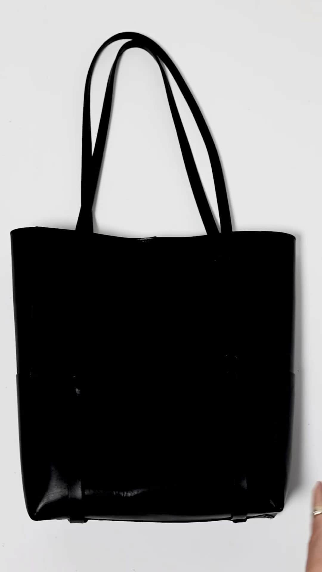 JanessaLeoneのインスタグラム：「THE TOTE + MICHON HAT ___ The perfect travel companions.」