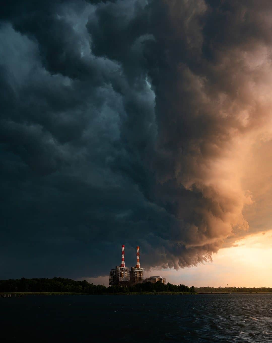 NikonUSAさんのインスタグラム写真 - (NikonUSAInstagram)「Storm chaser @thejoecardamone used the mirrorless NIKKOR Z 24-70mm f/4 S to snap this moment.  "The storm was gathering and I saw the evening glow being slowly consumed by the ominous storm making its way to the Chesapeake Bay. I grabbed my camera and ran out to the middle of the storm to compose the image of the power plant being engulfed by the Whale’s Mouth."  Tag your storm photos with #NikonCreatorsChallenge to be featured in this month's challenge!  #NikonCreators」4月20日 4時24分 - nikonusa