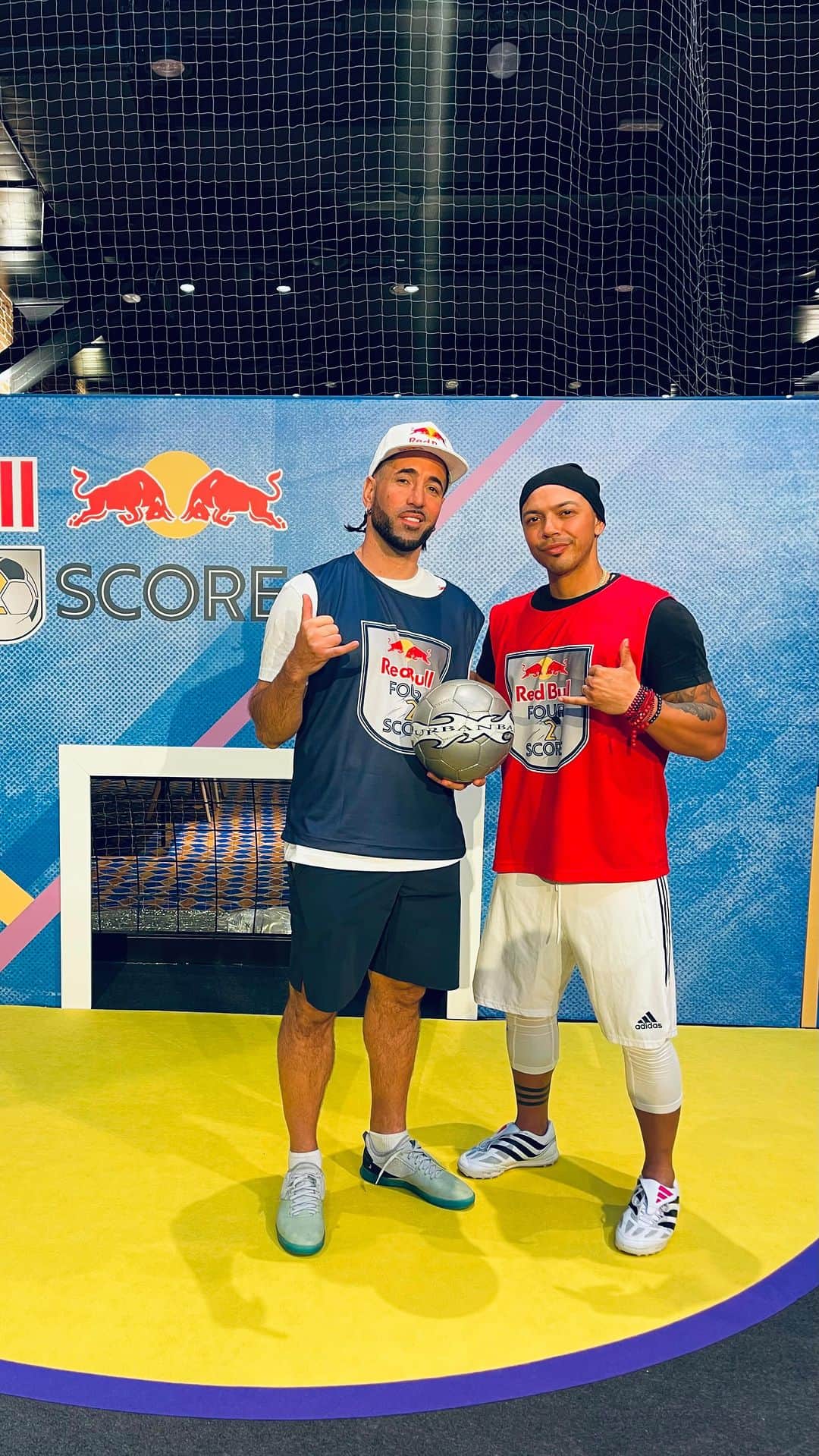 ショーン・ガルニエのインスタグラム：「⚡️⚡️ @seanfreestyle ❌ @jayzinho10 ⚡️⚡️  🤙🏽⚽️ Calling on all the Ballers from around the 🌎  Show us what you got !!!⚡️Red Bull Four 2 Score⚡️  • • •  #redbull #futbol #football #soccer #streetfootball」