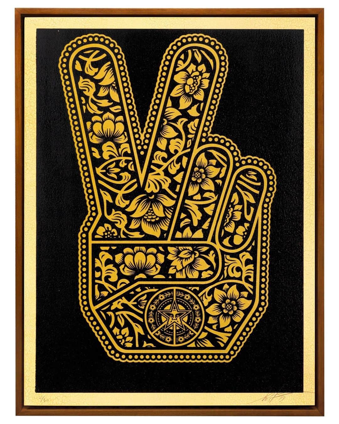 Shepard Faireyのインスタグラム：「LOUISVILLE, KY: I’m excited to be part of this group exhibition called OUTSIDE INFLUENCE presented by @guerillaone & @artistsfortrauma next week at Common Gallery on Wednesday, 4/26! After the mass shooting that happened recently, I’m devastated for the victims, their families, and the entire community of Louisville. In conjunction of the group show, I will also be working on a mural of Muhammad Ali based on a photo by Ali’s “personal photographer,” Howard L. Bingham. I believe art is a tool of healing and peace so I hope the mural I’ll be painting of Muhammad Ali, a United Nations Messenger of Peace, will serve the moment as well as encourage thoughtful reflection about peace and Ali’s ideals into the future. I look forward to my time in Louisville as an opportunity to share ideas and have important conversations with members of the community. Hope to see you there! –Shepard」