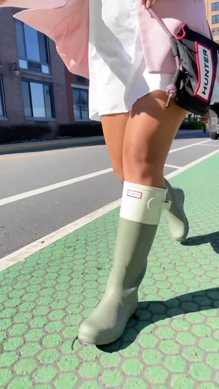 ハンターブーツのインスタグラム：「A sunny spring day out with @TiffanyGuanuna in📍 North Bergen, NJ for #TheHunterForecast – wearing our Colour Block Original Boots and recycled phone pouch.  Whatever the forecast, it’s always Hunter weather. Shop our collections by sun, show, wind and rain at the link in bio.」