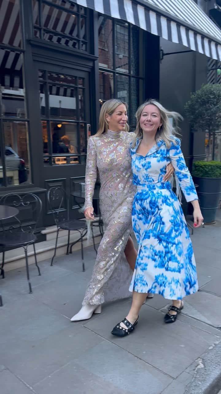 ローラ・プラデルスカのインスタグラム：「Wednesday night in London 👯‍♀️」