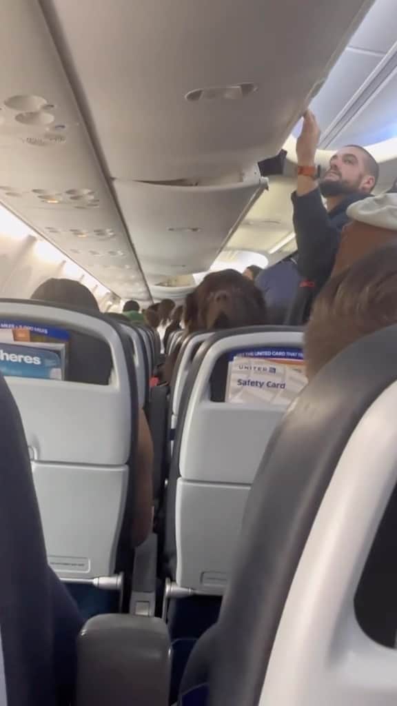 のインスタグラム：「Doggonit, can you grab my carry-on?  Whether you’re headed to Mastiff-chusetts, New Yorkie, or Boston with your terrier, you’ll need to paws for this tip. DON’T make your trip ruff, be sure to check with your airline for their rules on traveling with pets. This will keep you out of any miniature pinchers at the airport.  Are you looking for even morkie info on traveling with your fur-ever friends? Bury your nose in our fetching tips found through past posts, Reels, stories, and our link in bio. Chow Chow for now!  #travelingwithpets #serviceanimals #dogsofinstagram  Video by @kaylarose324」