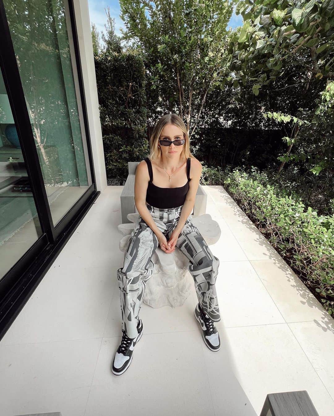 クレア・ホルトのインスタグラム：「I’ve been a real pain in the ass lately and instead of holding myself accountable I’ve decided to blame the planets 🪐」