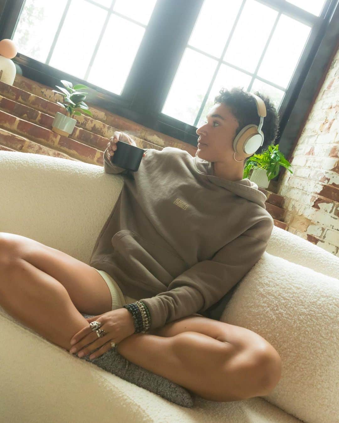 ジョディ・ウィリアムズのインスタグラム：「🎧☕️🧚🏽‍♀️🌷👽   @bowerswilkins」