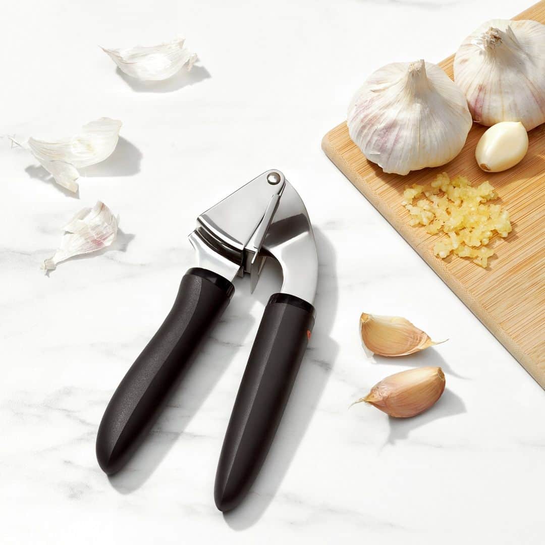 OXOのインスタグラム：「No matter how you plan to enjoy garlic this National Garlic Day, OXO has the products to help make it easier. Head to the link in bio and get crushing, grating, and slicing.   What is your favorite way to prepare garlic? Let us know in the comments. #OXObetter」