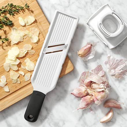 OXOさんのインスタグラム写真 - (OXOInstagram)「No matter how you plan to enjoy garlic this National Garlic Day, OXO has the products to help make it easier. Head to the link in bio and get crushing, grating, and slicing.   What is your favorite way to prepare garlic? Let us know in the comments. #OXObetter」4月20日 5時30分 - oxo