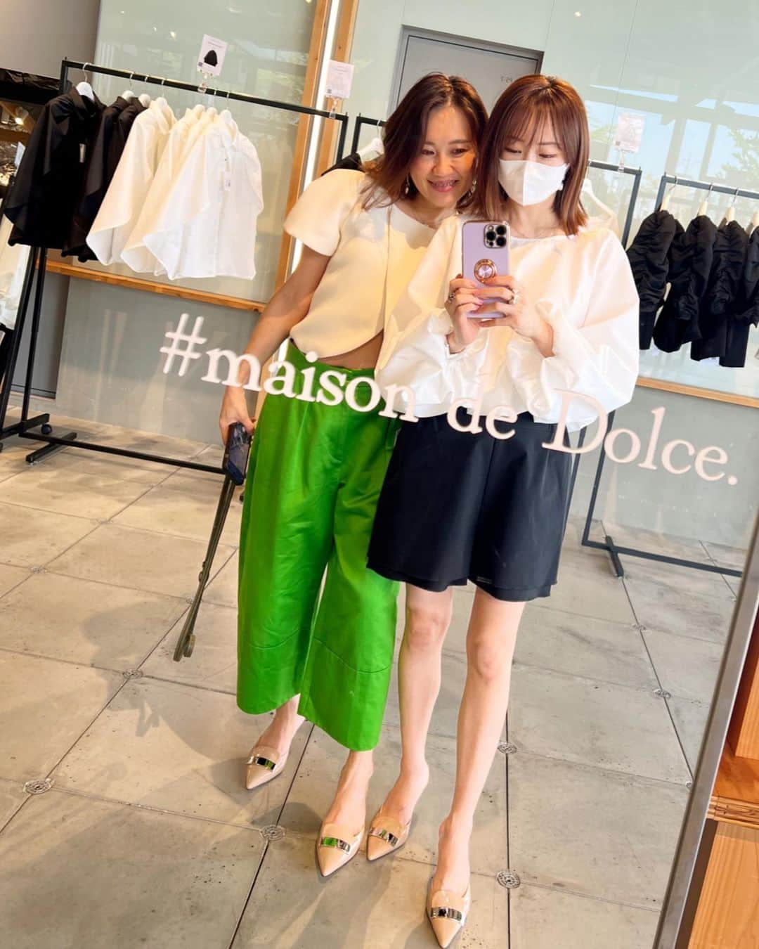 浅田好未さんのインスタグラム写真 - (浅田好未Instagram)「楽しい予定が詰まった1日  @dolce._official の試着受注会へ  1枚目の写真、偶然後ろに超笑顔の敬子ちゃん　@keikomasuyama が写ってるー♡  maison de dolce. のお洋服、どれも可愛くて気になるものばかりでした。しばらくネットでしか買いものしていなかったから、実際に服を見て試着できてとても楽しかったよ。  その後は新宿伊勢丹　@carepro_official のポップアップへ。自宅で使える超音波アイロン、これ気になっていたから試してみたくて。お試しさせてもらった感想は、やっぱめっっちゃ良さそう😍  そしてヘアサロン　@eclat_daikanyama でヘアメンテナンス。20年以上仲良くさせてもらっている真紀ちゃん　@makiko_nonaka_eclat に、 「なんかよく分からないんだけど髪の量が多いせいかまとまりにくくてでも髪型は変えたくなくて、でもえーと」って説明にならない説明をしていたら「あ、はいはい」って、 希望通りのヘアスタイルにしてくれた👏ありがとー❤️」4月20日 15時00分 - yoshimiasada