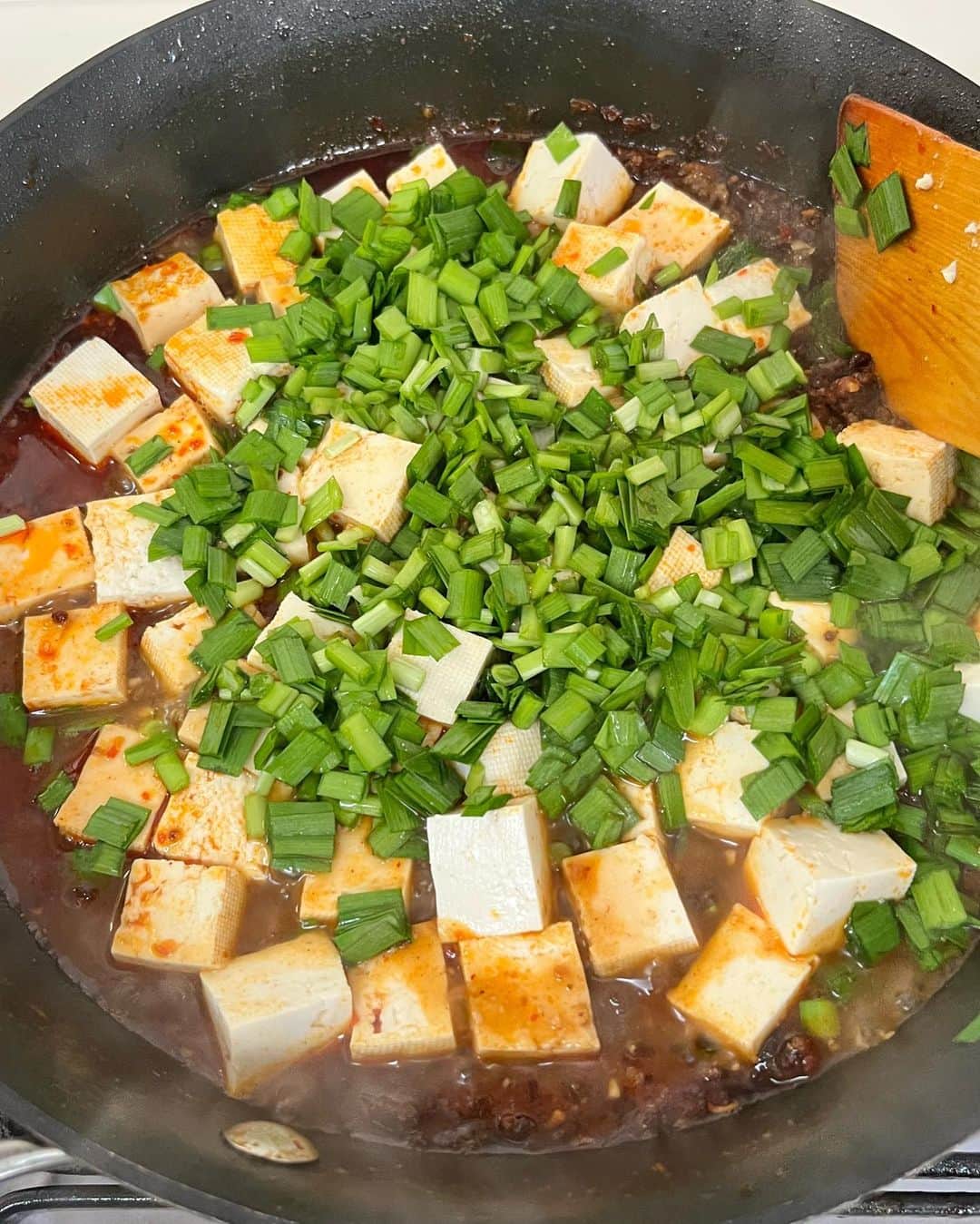 ヤミーさんのインスタグラム写真 - (ヤミーInstagram)「とにかくラクに本格味になる麻婆豆腐レシピです‼️  中華調味料は豆板醤だけでok。 にんにく、しょうが不要！ ひき肉をカリッカリに炒めると、びっくりなおいしさ！ 豆腐が崩れにくくなるコツも楽ちんで超おすすめです。  この作り方、間違いないですよ😁  *  レシピは @recipe.nadia で。  🗒ひとつのコツだけで絶品になります！「麻婆豆腐」 https://oceans-nadia.com/user/14317/recipe/458273  レシピ🆔 458273  ナディアでレシピID検索するとすぐに見つかります！  #ヤミーレシピ #麻婆豆腐 #簡単本格味レシピ #おうちで世界一周」4月20日 15時03分 - ym_3stepcooking