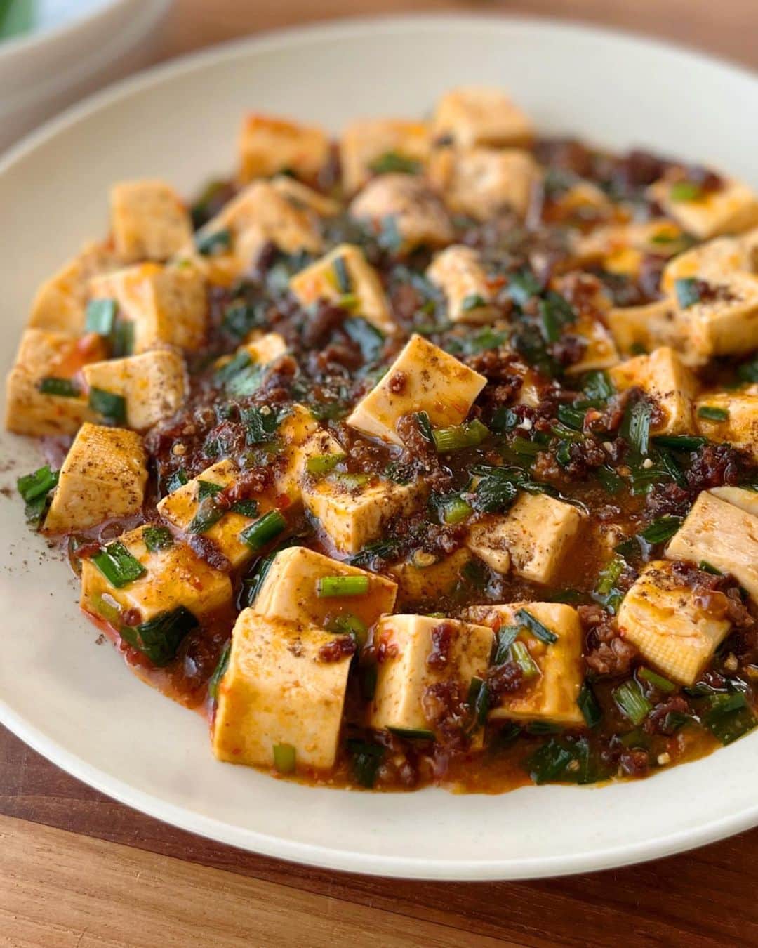 ヤミーのインスタグラム：「とにかくラクに本格味になる麻婆豆腐レシピです‼️  中華調味料は豆板醤だけでok。 にんにく、しょうが不要！ ひき肉をカリッカリに炒めると、びっくりなおいしさ！ 豆腐が崩れにくくなるコツも楽ちんで超おすすめです。  この作り方、間違いないですよ😁  *  レシピは @recipe.nadia で。  🗒ひとつのコツだけで絶品になります！「麻婆豆腐」 https://oceans-nadia.com/user/14317/recipe/458273  レシピ🆔 458273  ナディアでレシピID検索するとすぐに見つかります！  #ヤミーレシピ #麻婆豆腐 #簡単本格味レシピ #おうちで世界一周」