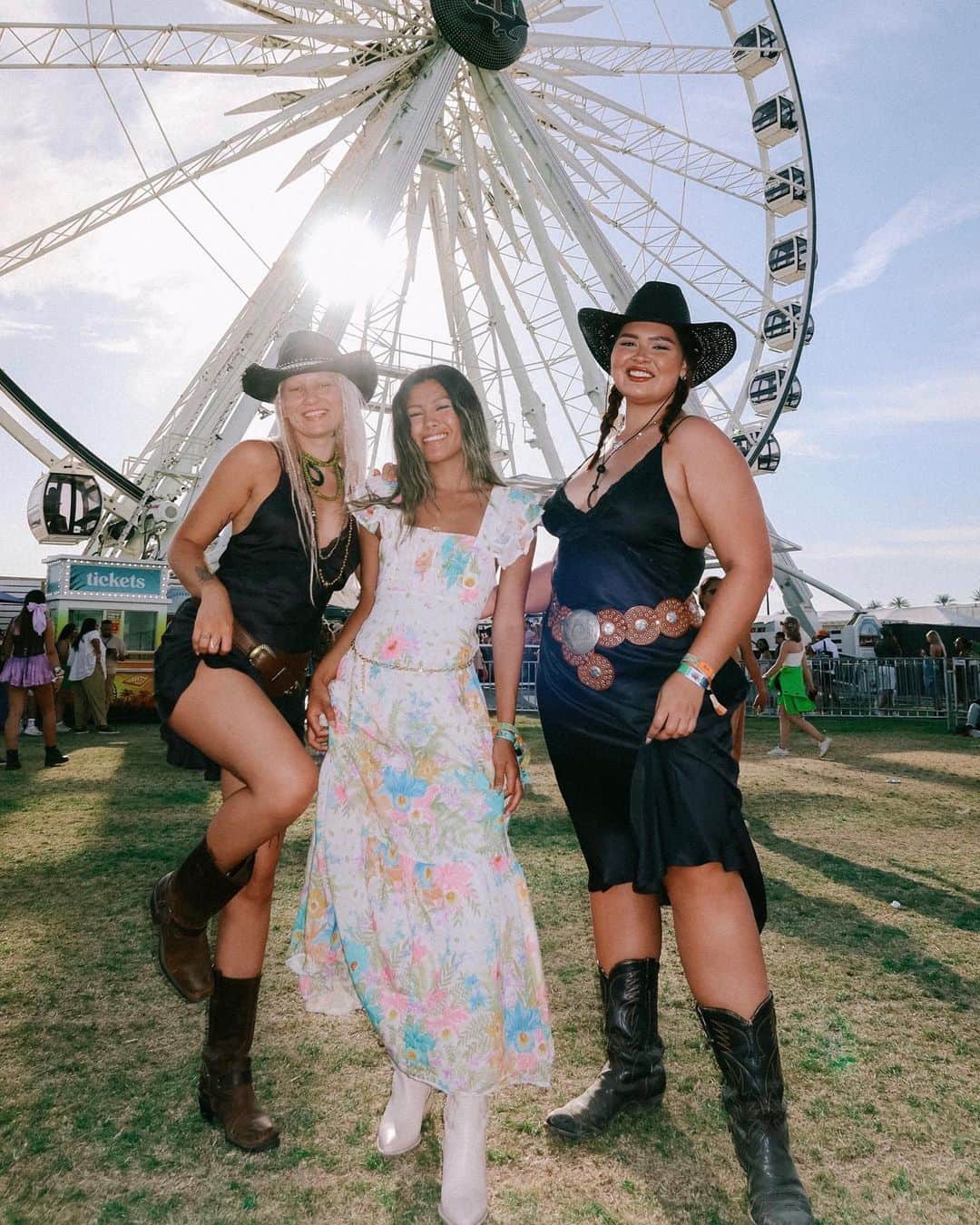 SPELLさんのインスタグラム写真 - (SPELLInstagram)「ON THE BLOG ~ #spellfestivalstyle live from the ‘green’ carpet ⚡️ We ventured to the USA and found our way into the desert for another year of Coachella… festivals are buried deep into our brand DNA and there’s no better place to show off and spot our fave styles then the festival beneath the palms ~ head to our stories to read the full blog 🎪」4月20日 15時04分 - spell