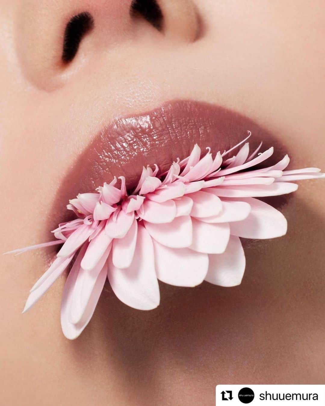 桃果愛のインスタグラム：「.  #Repost @shuuemura   say it with flowers. 🌷💋amplify your spring lip look with the perfect everyday mirror-shine blush nude pink lipstick, #rougeunlimited amplified lacquer #BG945 “sakura stream”. ⁠ drop a 🌸 if you fell for it.⁠ ⁠ 唇に花々を🌷💋川に浮かぶ桜の花びらを映し出したルージュ アンリミテッド アンプリファイドラッカー BG945であなたの口もとにも花々を🌸⁠ ⁠ look created by atelier artist @shushupanda. ⁠ ⁠ #shuuemura #シュウウエムラ #shuartistry #shuuemuraartist #lipstick #glossylip #nudelip」