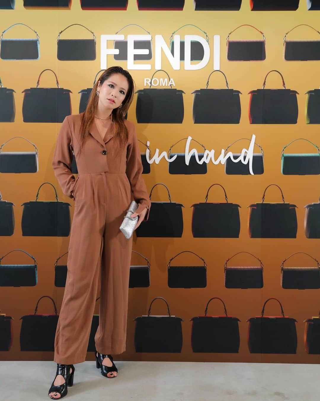 彩希エリナのインスタグラム：「表参道で開催されるFENDI「hand in hand~卓越した職人技への称賛」展に行って来たよ🤎  目の前でイタリアの丁寧な職人技が見られて、素敵でした☺️✨  なんかFENDIってベージュのイメージがあって毎回ブラウン系の服をチョイスしちゃう👗  ラストはカッコつけるの苦手ですぐちょけるわたし😂🤳  @fendi  #fendi #fendihandinhand  #fendibaguette  #fendipeekaboo  #fashion #party #cocktailparty #パーティー #カクテルパーティ #フェンディ #ジャンプスーツ #オールバック」