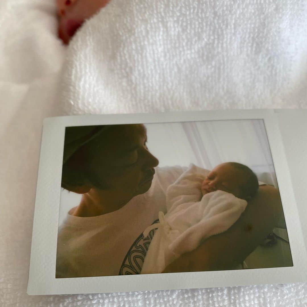 千壽公久さんのインスタグラム写真 - (千壽公久Instagram)「昨日の夕方に第三子の女の子が誕生しました。嬉しいなぁ❤️  よっちゃんお疲れ様そしてありがとう！！」4月20日 15時14分 - kimihisa_senju