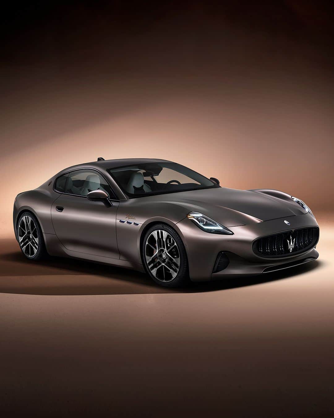 Maserati Japan | マセラティ ジャパンのインスタグラム：「グラントゥーリズモの世界に浸る。心も体もエモーションな世界へ。好奇心で創られたロードマップがあなたを未知の感覚へ導きます。単なる車を超えた存在。  詳しくはこちら https://www.maserati.com/jp/ja/models/granturismo  #Maserati #マセラティ #MaseratiJapan #マセラティジャパン #GranTurismo #グラントゥーリズモ」