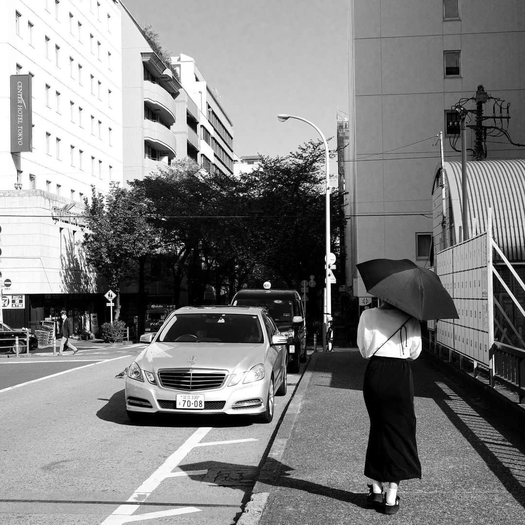 naotakeのインスタグラム：「#斜光 - #slantingrays / GR IIIx & Lightroom, 20230421 . . 最近開通した新しい路線に乗る。駅がピカピカで気持ちいい。 . . #spicollective #streetphotographyinternational #royalsnappingartists #infamous_family #rsa_main #infinity_photo_cult #jp_gallery_member #jp_gallery_bnw #team_jp_モノクロ #ig_nihon #streetphotographybnw #igersjp #ig_streetclub #bnw_greatshots #bnw_artstyle #bnwsouls #wp_bnw #bnw_igers_ #pr0ject_bnw #igers_bnw #bnw_splendid #storyofthestreet #japancityblues #shadowspoetry #grsnaps #gr_meet_japan  #shootgr #写真好きな人と繋がりたい」
