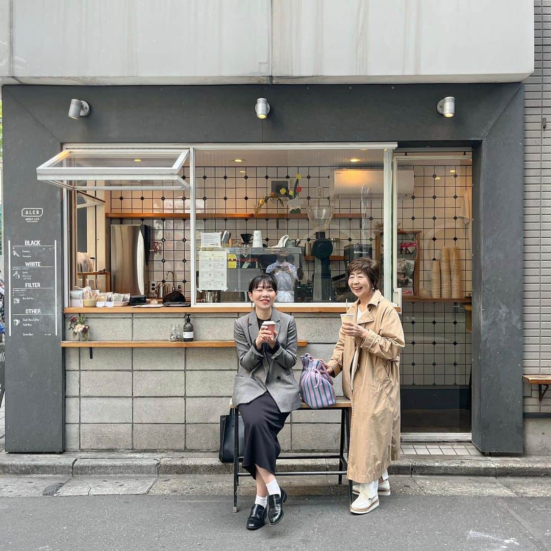 ABOUT LIFE COFFEE BREWERSさんのインスタグラム写真 - (ABOUT LIFE COFFEE BREWERSInstagram)「【ABOUT LIFE COFFEE BREWERS 道玄坂】  The weather is so good that iced drinks are a must☀️  We have a different kind of cold brew coffee every day🥤  Let's enjoy the difference in taste✨  今日はとても天気が良く冷たい飲み物が必須な時期になってきました🧊  当店では毎日日替わりで水出しのコーヒーをご用意しています☕️  是非、風味や味の違いをお楽しみください♪  🚴dogenzaka shop 9:00-18:00(Weekday) 11:00-18:00(Weekends and Holiday) 🌿shibuya 1chome shop 8:00-18:00  #aboutlifecoffeebrewers #aboutlifecoffeerewersshibuya #aboutlifecoffee #onibuscoffee #onibuscoffeenakameguro #onibuscoffeejiyugaoka #onibuscoffeenasu #akitocoffee #stylecoffee #warmthcoffee #aomacoffee #specialtycoffee #tokyocoffee #tokyocafe #shibuya」4月20日 15時41分 - aboutlifecoffeebrewers