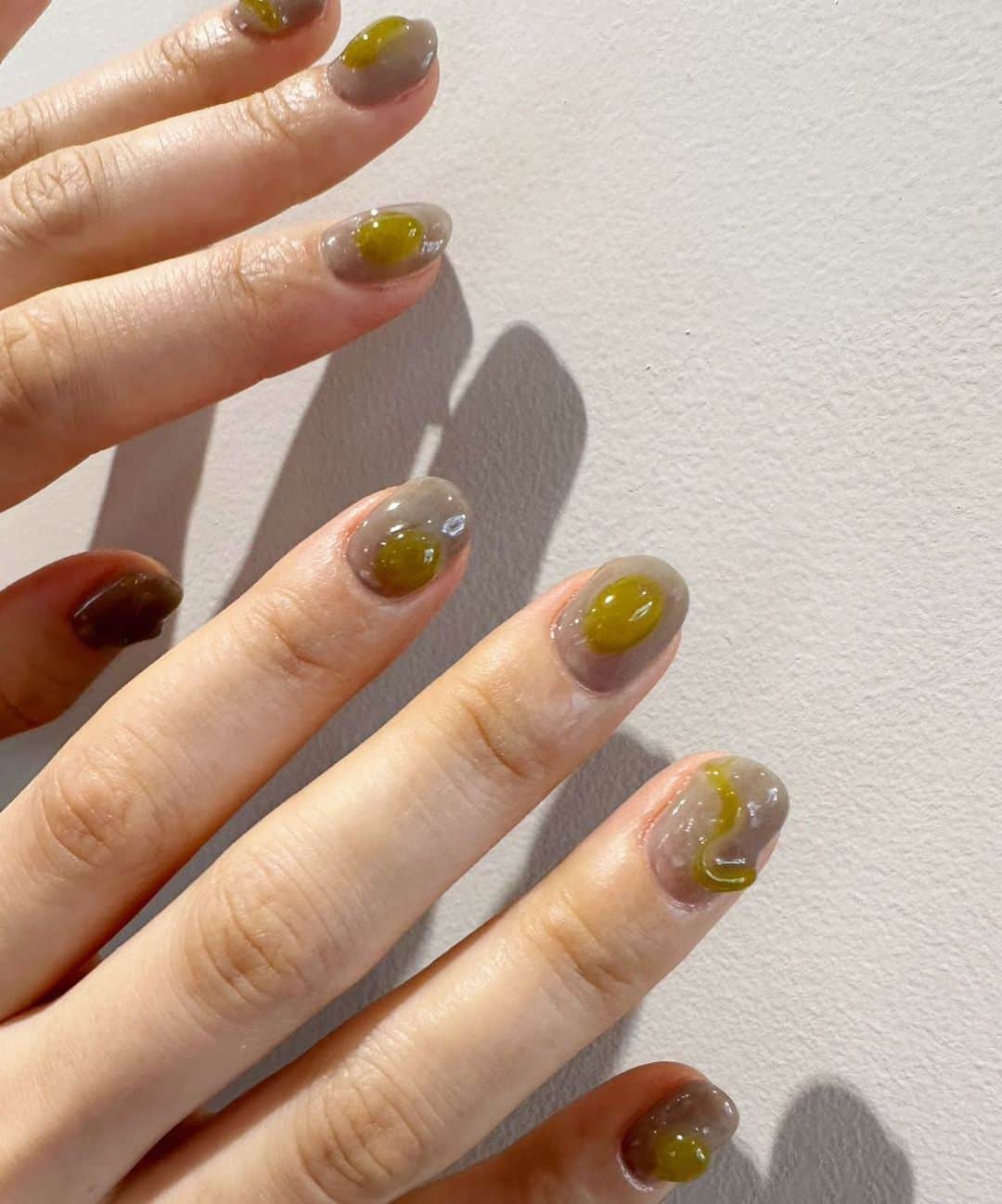 金子栞のインスタグラム：「🩶💛  #nails #tohne」