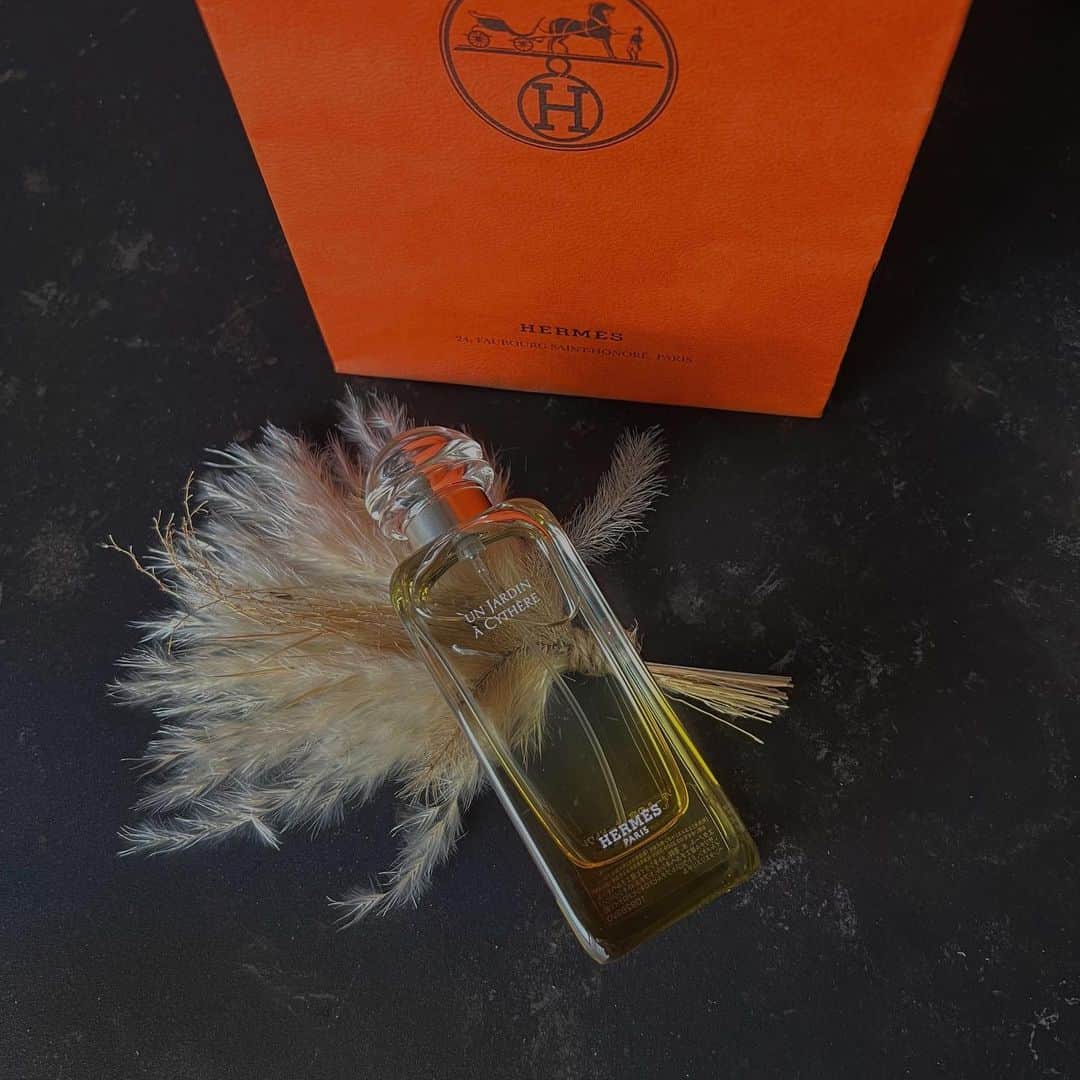藤堂静華さんのインスタグラム写真 - (藤堂静華Instagram)「︎︎︎︎☑︎ 𝐇𝐄𝐑𝐌𝐄𝐒 ‪‪❤︎‬  Thank you for giving me this lovely gift💋  #HERMES#香水#perfume #エルメス香水」4月20日 15時40分 - shizuka___official