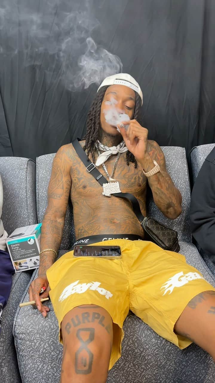 ウィズ・カリファのインスタグラム：「HAPPY 4/20   GOOD TRIP TOUR☮️💜☮️✌🏾🍄🤘🏽😂」