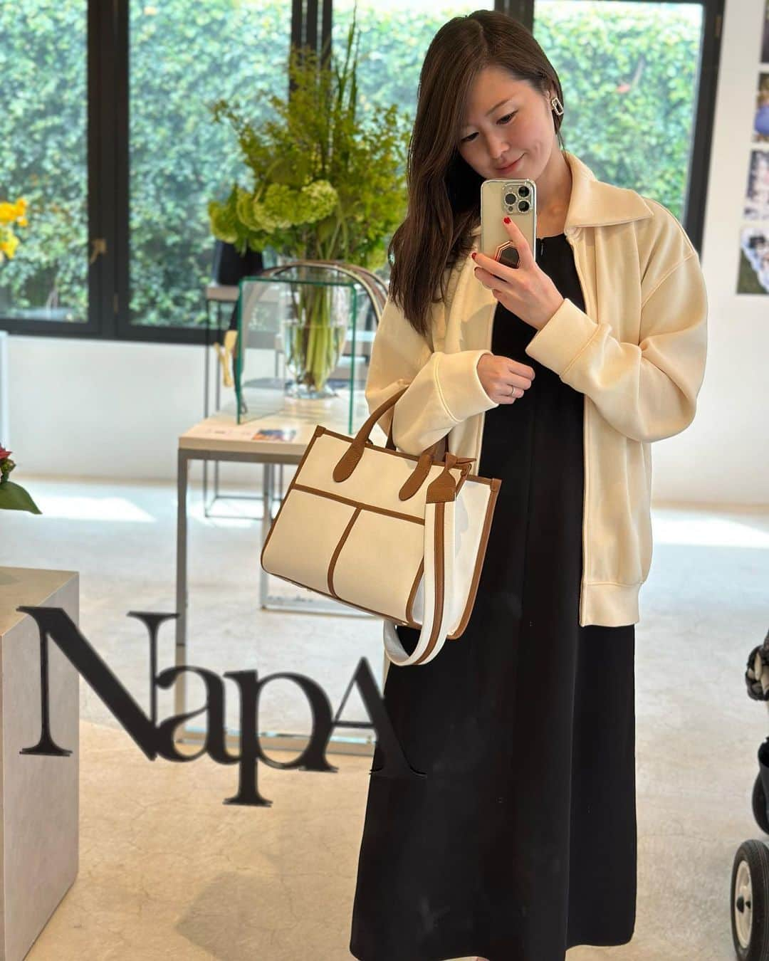 花田浩菜さんのインスタグラム写真 - (花田浩菜Instagram)「@napa_jp_official のお披露目会に行った日は、 最近届いたばかりでお気に入りの MU @sylph_official  のユニセックスブルゾンを  @fraise___shop のロングワンピースに合わせて🤍 （👗は昨年のものでsoldoutしています🙇‍♀️） . . . このコーデに、 このキャンバストート合わせて 子供とのお出かけや、小旅行にも持っていきたいなぁ👜🥰🥰🥰 @m_hiroko102 ちゃんお声がけありがとう❤️ . . ユニセックスブルゾンは、 丸山悠美さん @maruyumi ディレクションのMUのもので🥰 名前の通り、ユニセックスでも着られるもの。 甘めなロングワンピースやショートパンツと甘めなトップスと合わせてカジュアルダウンして着たいなぁと思って🥰生地感もも最高で今の季節やちょっと羽織りたい時にピッタリ。 今年の旅行には絶対持って行く✈️ . . . . . #ママコーデ #ママバッグ #アラサーママコーデ #mu #mubybonnsylph #bonnsylph #ボンシルフ #napa #キャンバスバッグ #キャンバストート #ママバッグ #fraise #授乳服 #授乳ワンピース #30代ママ #2歳差育児 #兄妹ママ」4月20日 15時43分 - hanadahirona