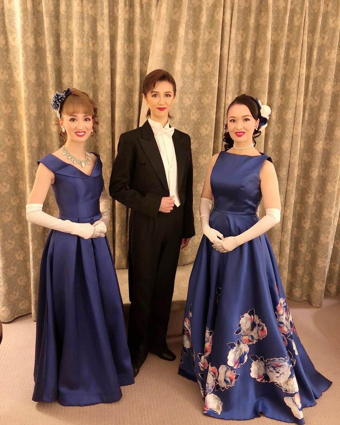 花城アリアさんのインスタグラム写真 - (花城アリアInstagram)「昨日は3人バージョンの宝塚ステージを させて頂きました😊🎶  企業様が昨年に引き続き 再びご依頼くださり 昨夜も皆様が笑顔でご覧くださって 逆に元気を頂きました！😊✨ やっぱり歌を歌って 皆様に楽しんで頂く事が 好きなんだなーと実感しています🎶  3人バージョンだと 歌、ダンス、お芝居の バリエーションも増えて よりショーらしくなり華やかです！✨✨  ダンスが上手くてお美しい大凪さん（大凪真生さん） 娘役らしくて可愛いイブちゃん（梅咲衣舞さん） 本当にありがとう✨✨  そして、ご依頼くださいました企業様に 温かいお気持ちを頂き 大変感謝申し上げております🙏💓  なんと、また今月もう一度 ステージをさせて頂くので 次回も楽しんで頂けます様頑張ります！😊🎶  #本当にありがとうございます #ウェスティン都ホテル京都　 #スタッフ様にも良くして頂きました　🙏 #宝塚og  #宝塚　#ステージ　 #アトラクション #企業様　#歌　#ダンス　#懇親会」4月20日 15時45分 - aria.kajo