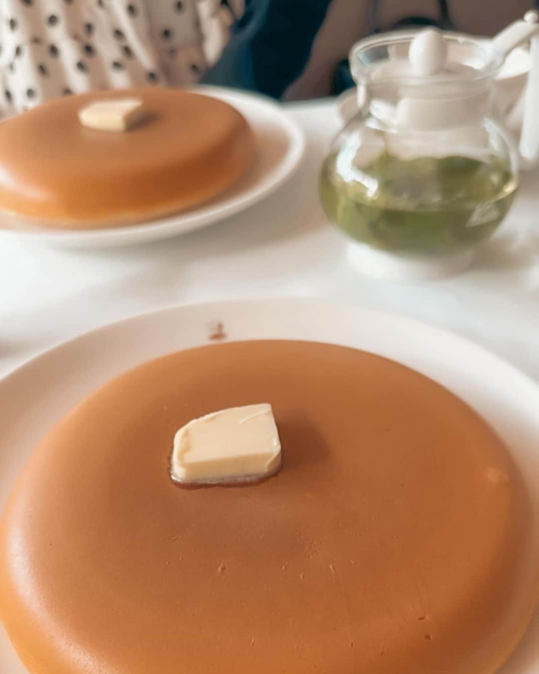 引地裕美さんのインスタグラム写真 - (引地裕美Instagram)「銀座ウエストのホットケーキ🥞♡ @ginzawest_official   まんまるできれい💭 かなり大きいけどフワフワでおいしかった🧸  テラス席最高だった🤍🍃  #みんちゃんカフェ巡り ☕️ #ウエスト青山ガーデン #ホットケーキ #パンケーキ #乃木坂カフェ #六本木カフェ #ヘアアレンジ #hairarrange #UMine #japan #옷스타그램 #데일리룩 #코디스타그램 #每日穿搭 #일본 #얼스타그램 #照片 #粉我 #japanesegirl」4月20日 15時46分 - yuumihikichi