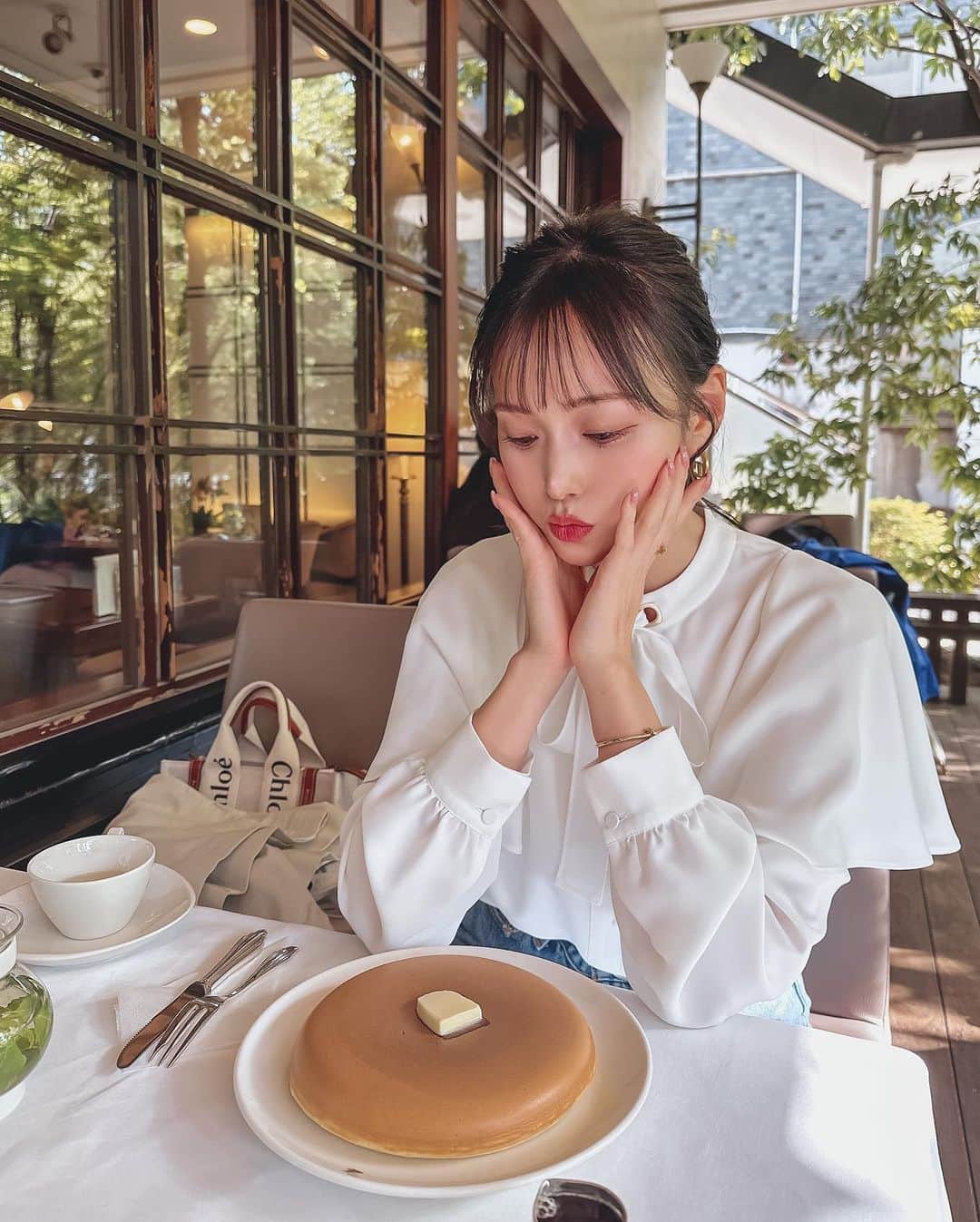引地裕美さんのインスタグラム写真 - (引地裕美Instagram)「銀座ウエストのホットケーキ🥞♡ @ginzawest_official   まんまるできれい💭 かなり大きいけどフワフワでおいしかった🧸  テラス席最高だった🤍🍃  #みんちゃんカフェ巡り ☕️ #ウエスト青山ガーデン #ホットケーキ #パンケーキ #乃木坂カフェ #六本木カフェ #ヘアアレンジ #hairarrange #UMine #japan #옷스타그램 #데일리룩 #코디스타그램 #每日穿搭 #일본 #얼스타그램 #照片 #粉我 #japanesegirl」4月20日 15時46分 - yuumihikichi