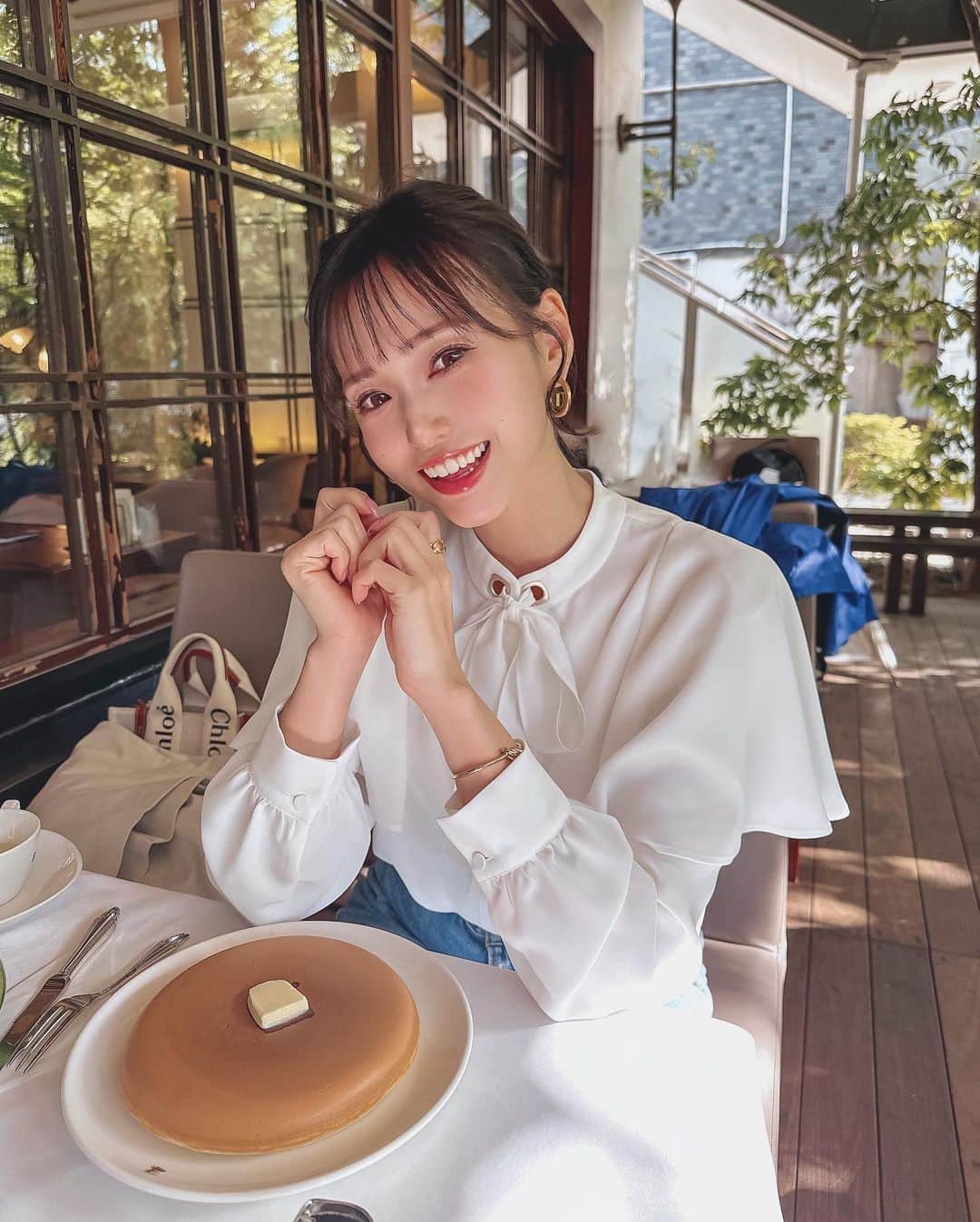 引地裕美のインスタグラム：「銀座ウエストのホットケーキ🥞♡ @ginzawest_official   まんまるできれい💭 かなり大きいけどフワフワでおいしかった🧸  テラス席最高だった🤍🍃  #みんちゃんカフェ巡り ☕️ #ウエスト青山ガーデン #ホットケーキ #パンケーキ #乃木坂カフェ #六本木カフェ #ヘアアレンジ #hairarrange #UMine #japan #옷스타그램 #데일리룩 #코디스타그램 #每日穿搭 #일본 #얼스타그램 #照片 #粉我 #japanesegirl」