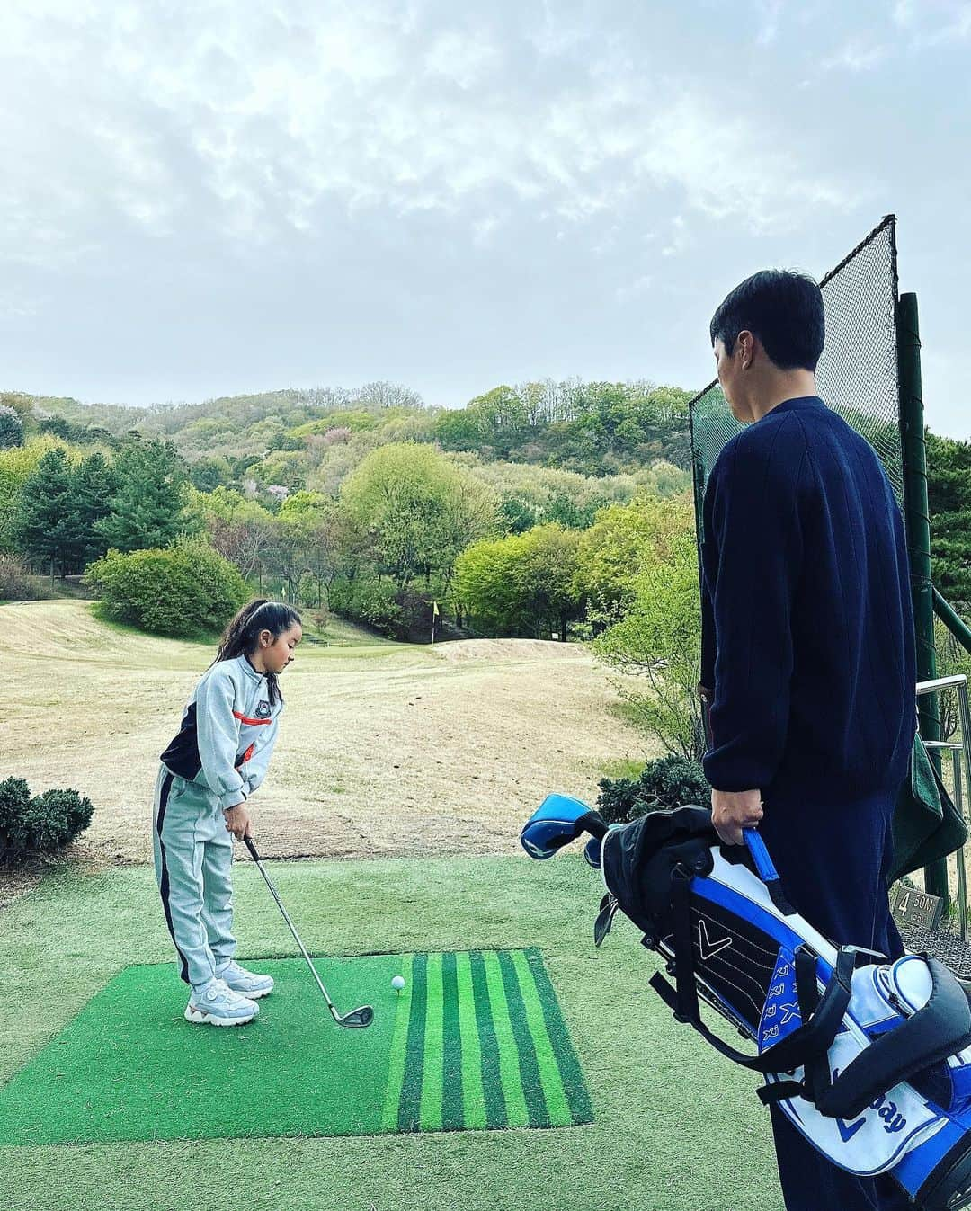 イン・ギョジンさんのインスタグラム写真 - (イン・ギョジンInstagram)「벗킷리스트중 하나가 완성 되가는 중~~~ #골프 #골린이 #아빠와딸 #인캐디」4月20日 15時51分 - gyojin0829