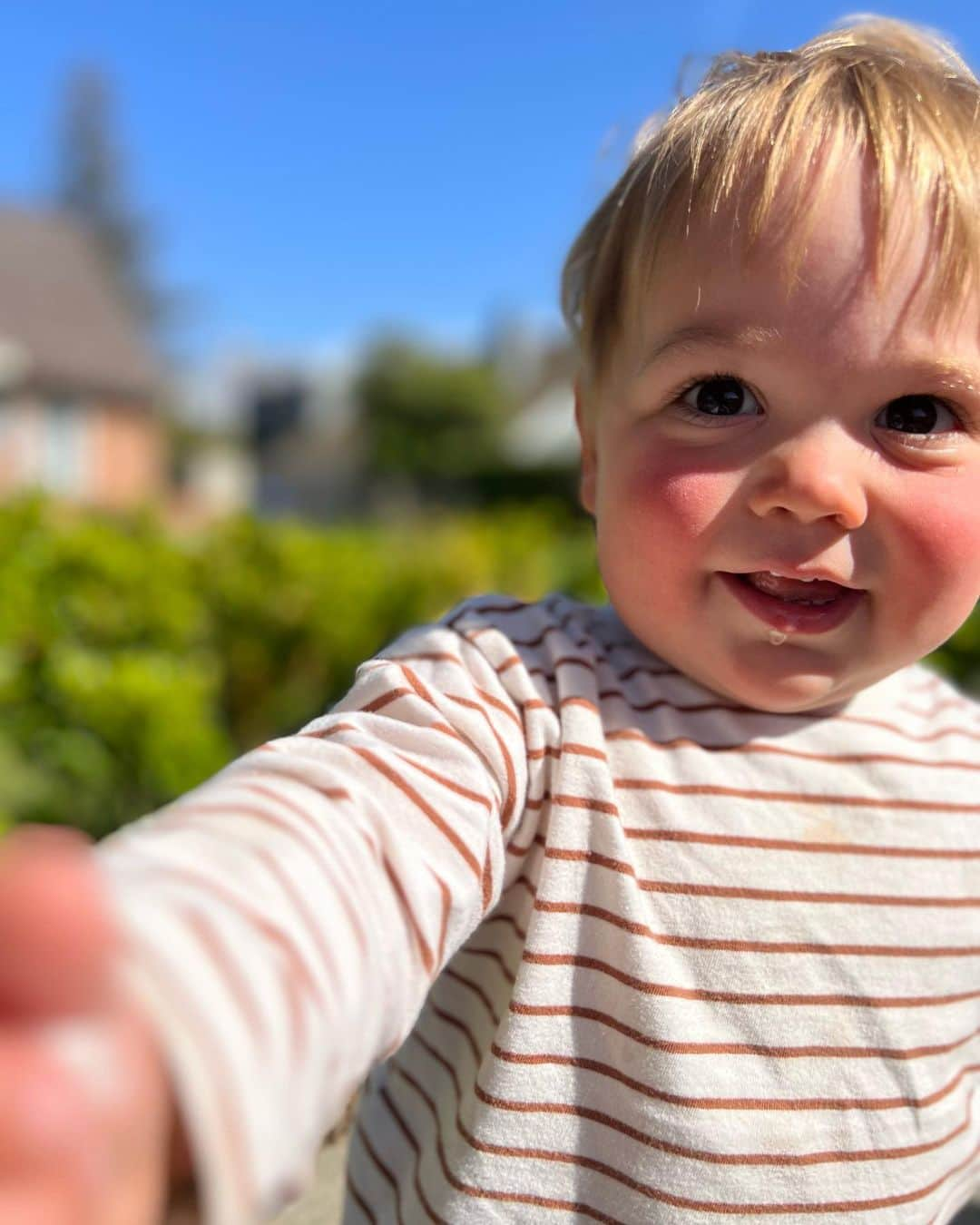 ケイトリン・カーターのインスタグラム：「exploring the new neighborhood 🌼 kids are the best reminder to stop and smell the flowers」