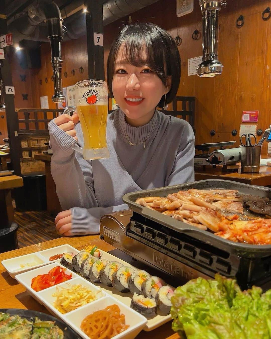 蒼井まやさんのインスタグラム写真 - (蒼井まやInstagram)「. 生サムギョプサル🐷 お得なランチでボリューム満点💓  🔴生サムギョプサル専門店　トマト  @yakiniku_tomato ✔️新大久保駅 徒歩5分  大好きなサムギョプサル🐷💓 久々にガッツリ食べてきましたん🥰  サムギョプサル（2人前） たくさんのおかず 一品料理（2つ） ソフトドリンク（2杯）  こちらで4,000円（税込）という破格なランチセット🥰 2人で食べて超絶お腹いっぱいに！  サムギョプサルにはビールでしょ🍻ってことで わたしは追加で生ビールを😙🩵  サムギョプサルってお店の方が焼いてくれるの嬉しいよね！ 野菜もモリモリ食べられたし 一品料理で頼んだキンパと青唐チヂミも美味しくて 大満足ランチすぎました🤗✨  #サムギョプサル専門店トマト #supported #サムギョプサル #生サムギョプサル #新大久保グルメ #新大久保ディナー #新大久保ランチ #韓国料理 #新大久保食べ歩き #新大久保女子会 #誕生日プレート #新大久保サムギョプサル #キンパ #青唐チヂミ #肉食女子 #肉食系女子 #肉食べたい #肉活 #肉テロ #飯テロ #飯テロ部 #飯テログラム #肉スタグラム #肉好きな人と繋がりたい #グルメ好きな人と繋がりたい #酒クズ #酒飲み #酒飲み女子 #お酒好きな人と繋がりたい #お酒好き女子」4月20日 15時54分 - mayayan_dayo