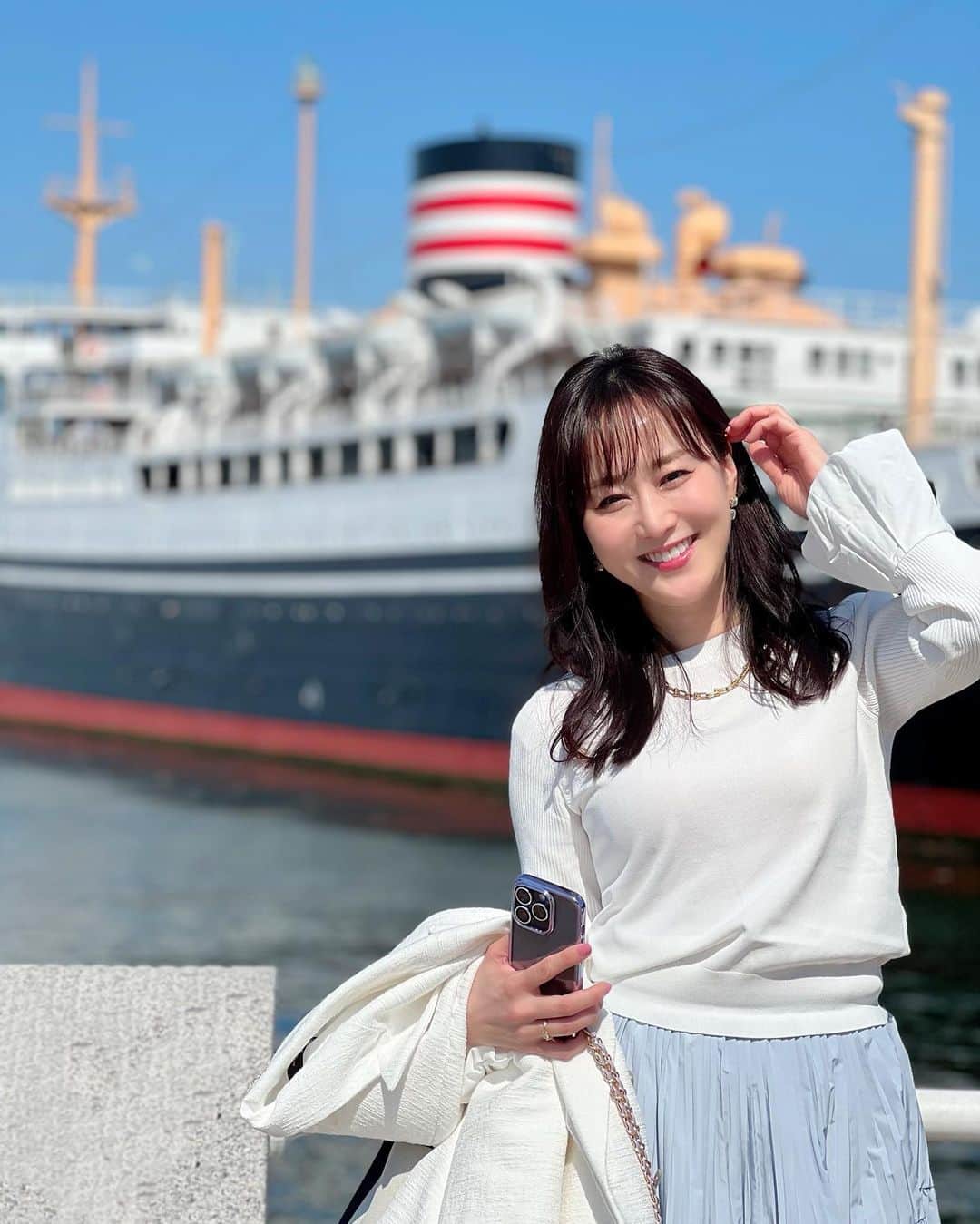 村上麻衣のインスタグラム：「山下公園にある、氷川丸🚢  5枚目☜2015年に初めてここ横浜に家探しに来た時、 ここに寄って 「わーヨコハマだ⚓️」 と感動しました🤭  8年前は、名古屋の会社を辞めて知り合いすらいない横浜に引っ越して、 「仕事も人間関係もまたイチからスタートかぁ〜🥹」と思いました。  あれから8年が経ち、今の方が幸せです🥰 関わってくださる全ての皆さまのおかげです。 ありがとうございます🍀  . . . 今日は夏みたいに暖かいですね☀️ 寒い冬が終わって嬉しいです。 お水、いっぱい飲みましょう〜💠  #氷川丸 #山下公園 #横浜#横浜観光 #yokohama」