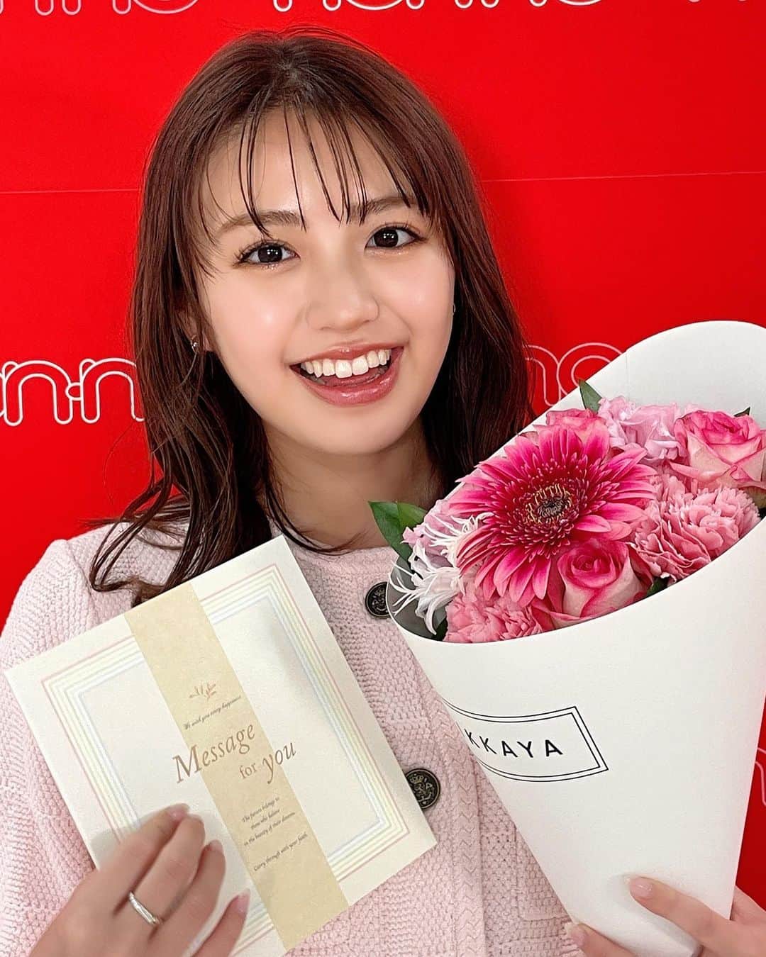 のインスタグラム：「本日4月20日は、本日発売6月号のカバーガールを務めてくれた香音の誕生日🎂  香音22歳おめでとう😚🎊 いつも明るくて元気いっぱいの香音のおかげで現場スタッフ全員癒されています✨ 22歳はカバーモデルの仲間入りからスタート❣️これからもnon-noをよろしくね🥰  #香音 #祝22歳 #happybirthday  #birthdaygirl  #昨日のアーカイブのサプライズの様子も見てみてね」