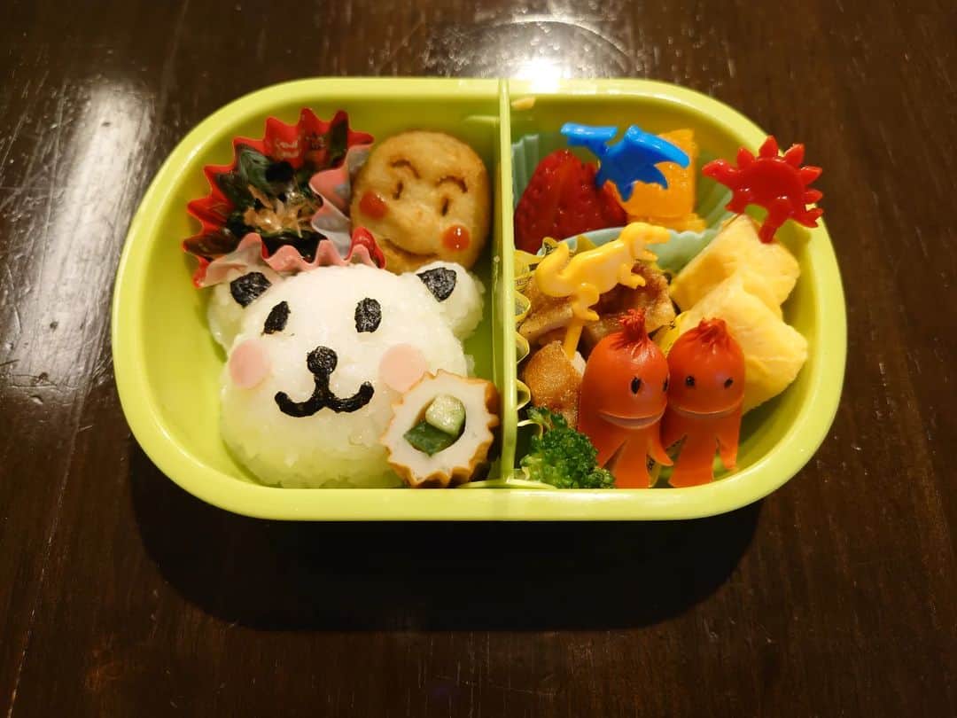 阪本麻美さんのインスタグラム写真 - (阪本麻美Instagram)「今日のお弁当!!  前回初のお弁当完食してくれたから、量が足りないかなぁとおかずを多めにいれてみた！  今日はどうかなぁっとちょっと心配やったけど‥  きっちり完食して帰ってきてくれました🥳  お家では食べるのが遅いけど、幼稚園ではしっかり食べれてるみたいでホッと一安心❗  #男の子ママ#3歳男の子 #年少 #年少お弁当 #お弁当 #完食#幼稚園#たこさんウインナー #卵焼き #唐揚げ #ほうれん草のおひたし #ちくわきゅうり #アンパンマンポテト #いちご #せとか #ブロッコリー」4月20日 16時02分 - mamichin0906