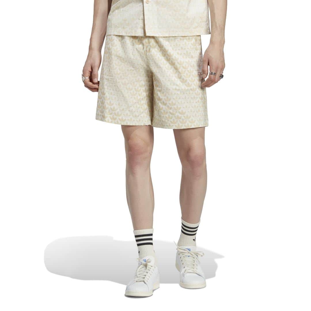 のインスタグラム：「・ ＜NEW IN＞  adidas M MONO AOP SHORT IC5725 ¥7.150  個性を主張できる、総柄プリントショーツ。全体に統一した色のトレフォイル モノグラムパターンをあしらい、スポーティーさとプレッピーな雰囲気をバランス良く配合。一日中快適なはき心地が続く、ソフトなコットン製。サステナブルな綿花栽培をサポートしている、アディダスのコットン製品。   #abcmart #abcマート #abcgs #abcmartgrandstage #adidas #アディダス」