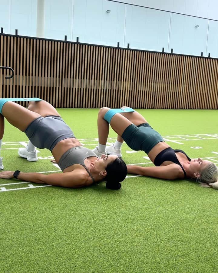 Danielle Robertsonのインスタグラム：「BOOTY BAND WORKOUT   We’ll be at the @ausfitnessexpo next weekend 28th - 30th April running a glorious booty workout 🍑  If you haven’t secured your tickets make sure to get amongst it!   Saturday 29th: LIVE Booty Workout  Workout tickets are only $15 and include a FREE Booty Band that is yours to keep!   You’ll also recieve access to some sample in-app booty workouts from my @datbootybydb program to take home with you 🥰  Come along for a fun filled day!   Here’s a lil booty pump workout:   WORKOUT  4 SETS  15 x Glute Bridges 10 x Fire Hydrants (each side) 10 x Crossover (each side) 15 x Donkey Kicks (each side) 20 x Seated Abduction」