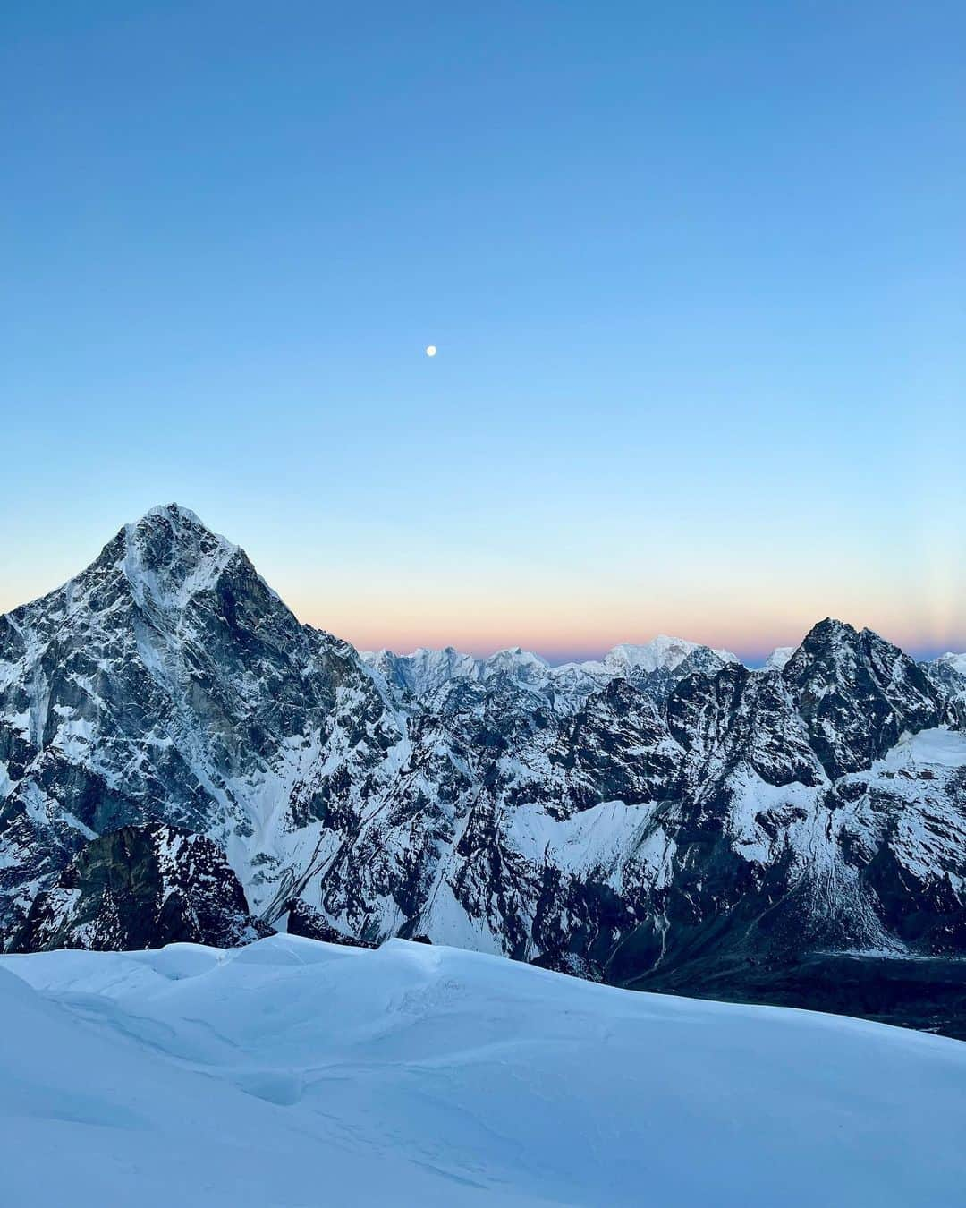 フリーダ・グスタフソンのインスタグラム：「05:38 and sunrise over the Himalayas at about 5700m/18.700feet.   The first warmth of the sun peeking over Mount Everest, illuminating the most gorgeous and dramatic landscape streching as far as the eye can see. A quiet moment of stillness and reflection, one that I will never forget.  Mother Earth is incredible 💙」