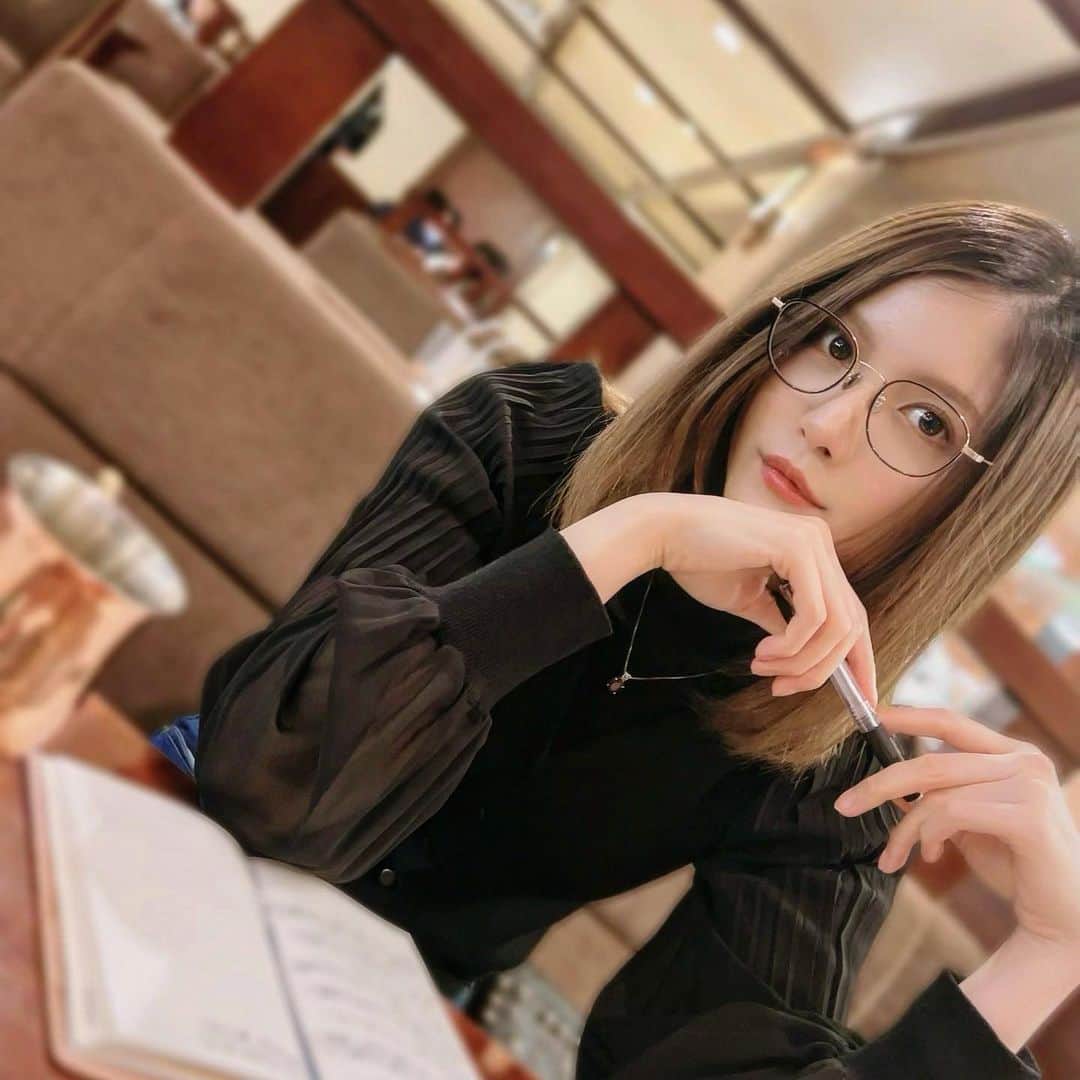 美沙玲奈のインスタグラム：「𓂃꙳⋆ ˖  学びしかない✍ どんどん知りたくなる毎日。 そして自分へのトレーニング🏃‍♀✨  #打ち合わせ #他撮り #ストレートヘア #眼鏡女子」