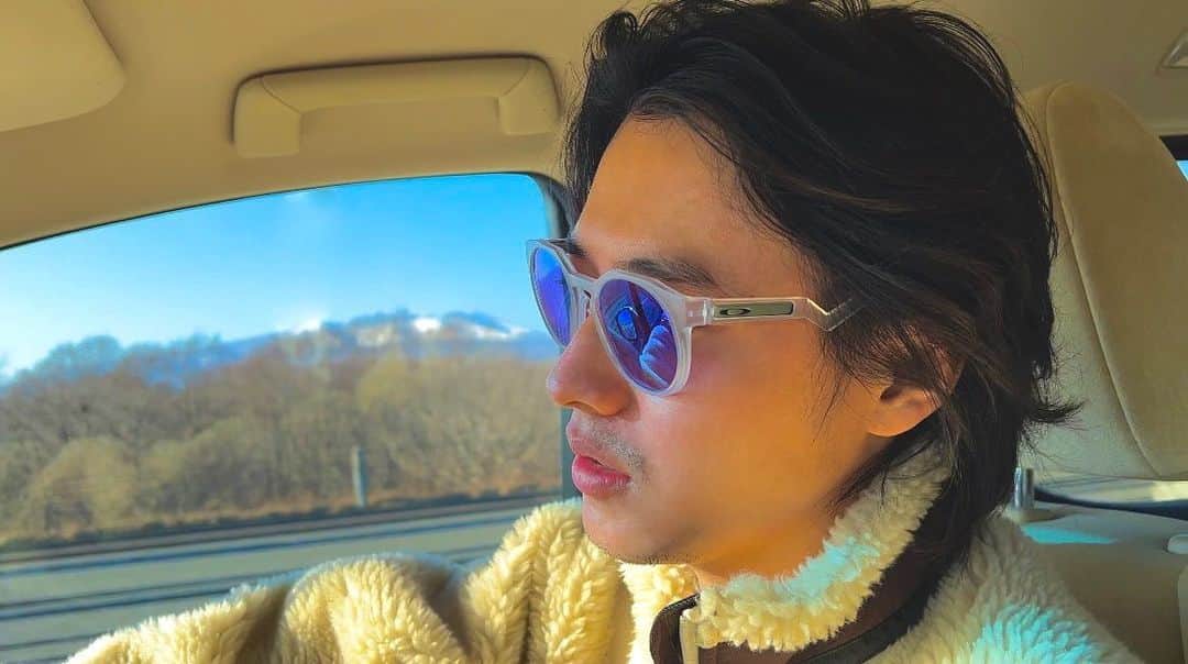 山﨑賢人のインスタグラム：「ロケ 空き ドライブ 気分転換 #oakley」