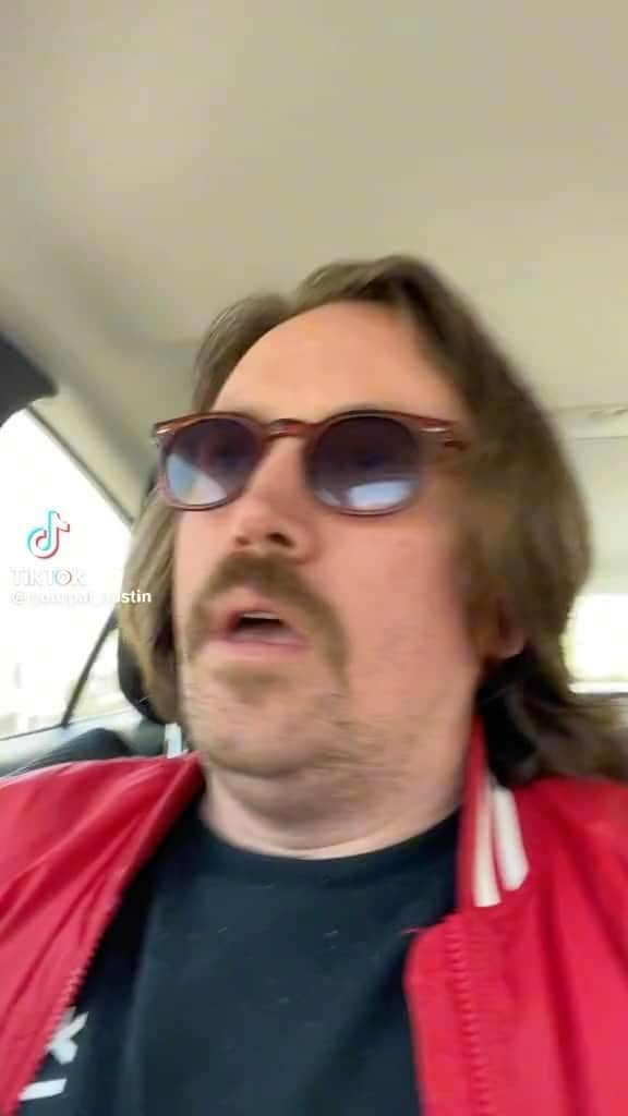 レスリー・ジョーンズのインスタグラム：「🤯🤯🤯🤯🤯whaaaaat?! I’m so confused」