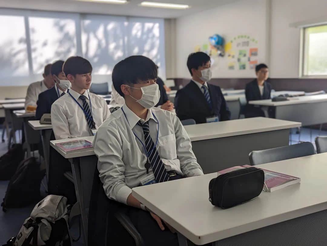 東京観光専門学校さんのインスタグラム写真 - (東京観光専門学校Instagram)「今日の東京は最高気温25℃の夏日☀️ エアポート学科1年生の授業では エアコンが稼働🌬️  入学して2週間が経ち 今日は #スカイマーク 様による #ハンドリング 授業でした✈️  現役のプロから学べる✨ #グラハン 業務に必要な知識を これから覚えていきます✊ #東京観光専門学校　#エアライン　#グランドハンドリング　#空港　#航空業界」4月20日 16時24分 - tokan_1967