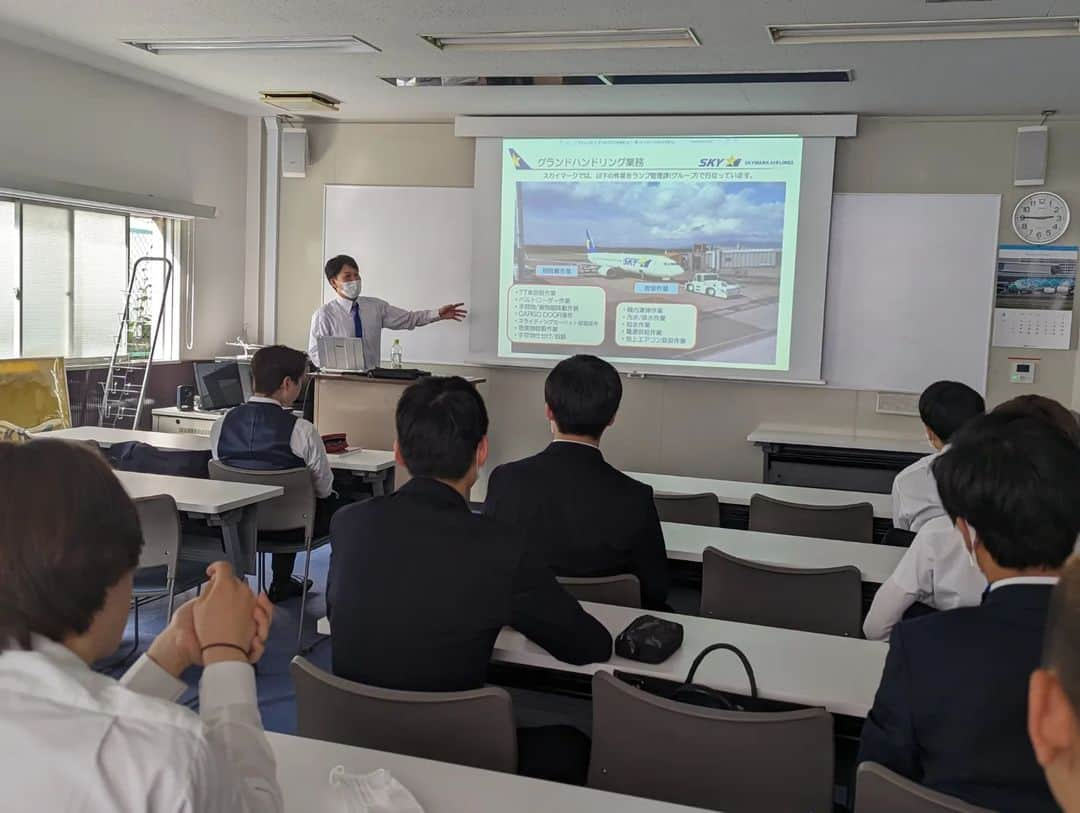 東京観光専門学校さんのインスタグラム写真 - (東京観光専門学校Instagram)「今日の東京は最高気温25℃の夏日☀️ エアポート学科1年生の授業では エアコンが稼働🌬️  入学して2週間が経ち 今日は #スカイマーク 様による #ハンドリング 授業でした✈️  現役のプロから学べる✨ #グラハン 業務に必要な知識を これから覚えていきます✊ #東京観光専門学校　#エアライン　#グランドハンドリング　#空港　#航空業界」4月20日 16時24分 - tokan_1967